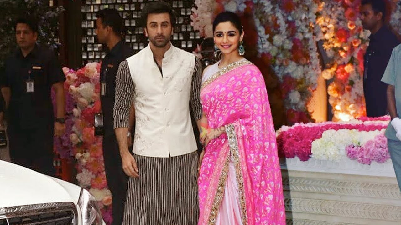 • বছরের শুরুতেই মারা গেলেন ঋষি কাপুর । অন্যদিকে, করোনায় জর্জরিত দেশ । এই সময় কোনও অনুষ্ঠানের আয়োজন করা বেশ সমস্যার । তার উপর বলিউডের পরিস্থিতিও টালমাটাল । সুশান্ত সিং রাজপুতের মৃত্যুর পর থেকেই বি-টাউনের নেপোকিডদের বয়কটের ঢেউ উঠেছে । • বছরের শুরুতেই মারা গেলেন ঋষি কাপুর । অন্যদিকে, করোনায় জর্জরিত দেশ । এই সময় কোনও অনুষ্ঠানের আয়োজন করা বেশ সমস্যার । তার উপর বলিউডের পরিস্থিতিও টালমাটাল । সুশান্ত সিং রাজপুতের মৃত্যুর পর থেকেই বি-টাউনের নেপোকিডদের বয়কটের ঢেউ উঠেছে ।