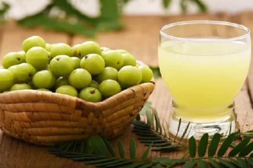 আমলকির সরবত - অবসরে আমলকির সরবত বানিয়ে খাওয়া যেতে পারে। এ ক্ষেত্রে পরিমাণ মতো আমলকি, নুন, মধু ও গোলমরিচ নিতে হবে। তার পর প্রয়োজন মতো জল নিয়ে আমলকির সরবত বানাতে হবে। হজম ঠিক রাখার পাশাপাশি দৃষ্টিশক্তি বাড়াতে সাহায্য করে এই পানীয়। রক্ত পরিস্রুত করতেও সাহায্য করে এটি। লিভার ও হৃদযন্ত্র ভালো রাখতে এবং হাড় মজবুত করতেও দারুণ কার্যকরী এই পানীয়। যাঁরা কোষ্ঠকাঠিন্যে ভুগছেন, তাঁদের জন্য অত্যন্ত উপকারী আমলকির সরবত। আমলকির সরবত - অবসরে আমলকির সরবত বানিয়ে খাওয়া যেতে পারে। এ ক্ষেত্রে পরিমাণ মতো আমলকি, নুন, মধু ও গোলমরিচ নিতে হবে। তার পর প্রয়োজন মতো জল নিয়ে আমলকির সরবত বানাতে হবে। হজম ঠিক রাখার পাশাপাশি দৃষ্টিশক্তি বাড়াতে সাহায্য করে এই পানীয়। রক্ত পরিস্রুত করতেও সাহায্য করে এটি। লিভার ও হৃদযন্ত্র ভালো রাখতে এবং হাড় মজবুত করতেও দারুণ কার্যকরী এই পানীয়। যাঁরা কোষ্ঠকাঠিন্যে ভুগছেন, তাঁদের জন্য অত্যন্ত উপকারী আমলকির সরবত।