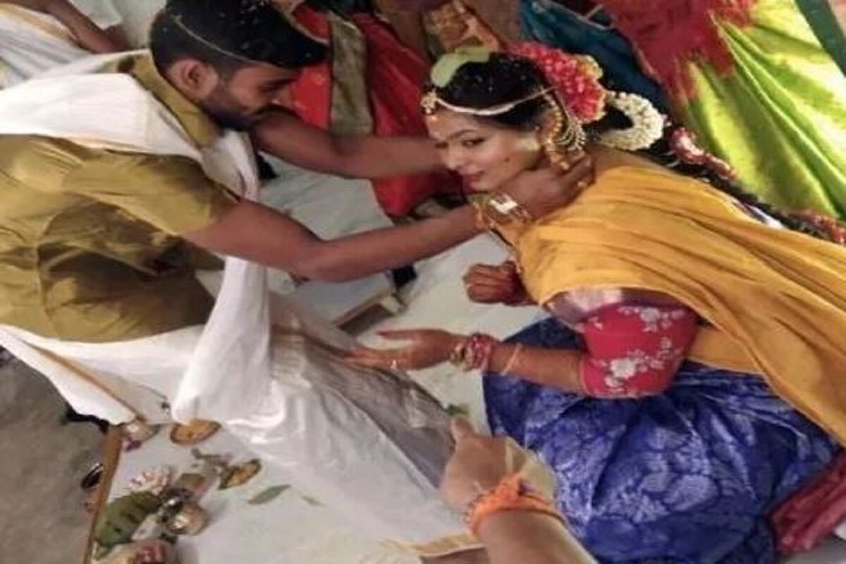 বিশাখাপত্তনম একটি অনুষ্ঠানে এই দুই প্রেমিক- প্রেমিকা বিবাহ বন্ধনে আবদ্ধ হলেন৷ নিজের বিয়ের অ্যালবামের ক্যাপশনে লিখেছেন, ‘আমরা প্রেম খুঁজে পেয়েছি এবার একসঙ্গে সামনের সফরের জন্য তৈরি৷ বিশাখাপত্তনম একটি অনুষ্ঠানে এই দুই প্রেমিক- প্রেমিকা বিবাহ বন্ধনে আবদ্ধ হলেন৷ নিজের বিয়ের অ্যালবামের ক্যাপশনে লিখেছেন, ‘আমরা প্রেম খুঁজে পেয়েছি এবার একসঙ্গে সামনের সফরের জন্য তৈরি৷