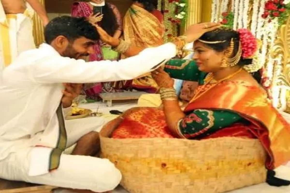 ভারতীয় ক্রিকেটে ফের বিয়ের সানাই৷ করোনা ভাইরাস অতিমারির জেরে দেশে ক্রিকেটে ফুলস্টপ রয়েছে৷ এই অবস্থায় সামনে হবে আইপিএল ৷ তবে ভারতীয় ক্রিকেটের জাতীয় দলে ঢোকার আগেই বিয়ে সেরে ফেললেন কেএস ভরত৷ ভারতীয় ক্রিকেটে ফের বিয়ের সানাই৷ করোনা ভাইরাস অতিমারির জেরে দেশে ক্রিকেটে ফুলস্টপ রয়েছে৷ এই অবস্থায় সামনে হবে আইপিএল ৷ তবে ভারতীয় ক্রিকেটের জাতীয় দলে ঢোকার আগেই বিয়ে সেরে ফেললেন কেএস ভরত৷