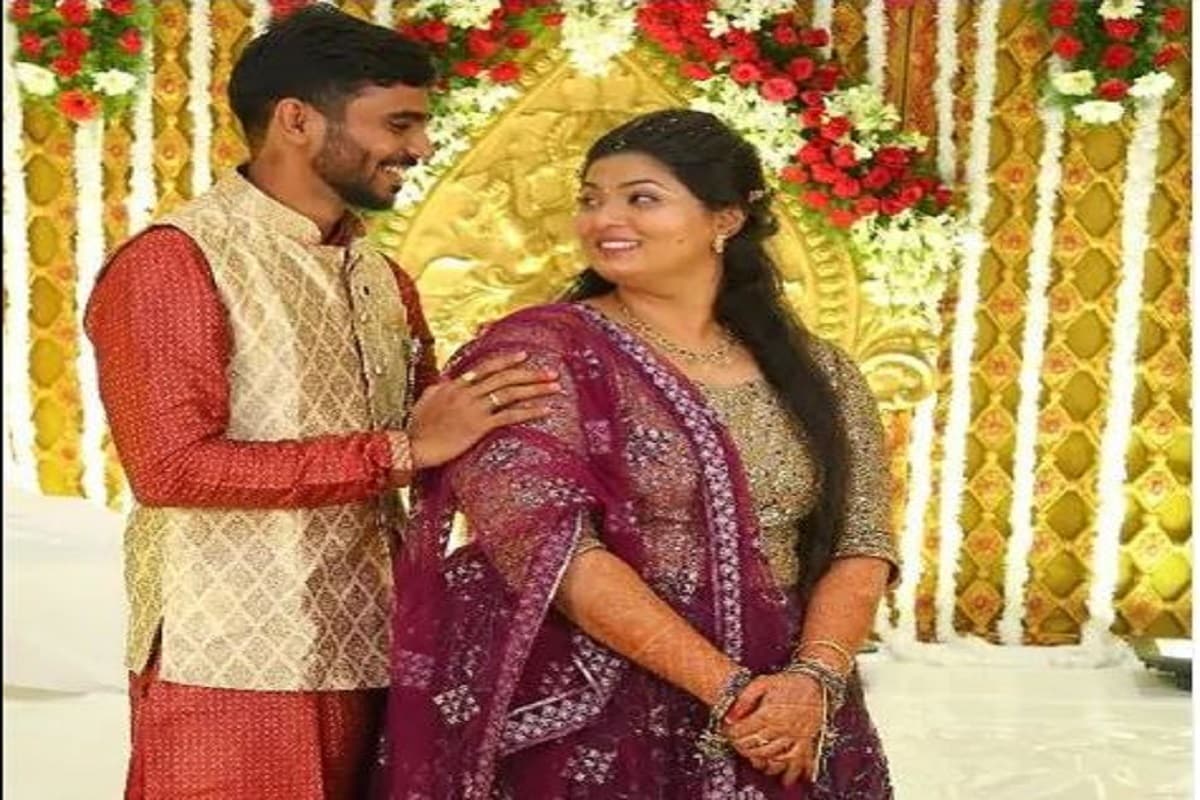 অন্ধ্রপ্রদেশ ক্রিকেটের উইকেটরক্ষক -ব্যাটসম্যান সোশ্যাল মিডিয়ায় নিজের বিয়ের ছবি শেয়ার করেছেন৷ নিজের ১০ বছরের প্রেমিকা অঞ্জলির সঙ্গে বিয়ে সারলেন ৫ অগাস্ট৷ অন্ধ্রপ্রদেশ ক্রিকেটের উইকেটরক্ষক -ব্যাটসম্যান সোশ্যাল মিডিয়ায় নিজের বিয়ের ছবি শেয়ার করেছেন৷ নিজের ১০ বছরের প্রেমিকা অঞ্জলির সঙ্গে বিয়ে সারলেন ৫ অগাস্ট৷