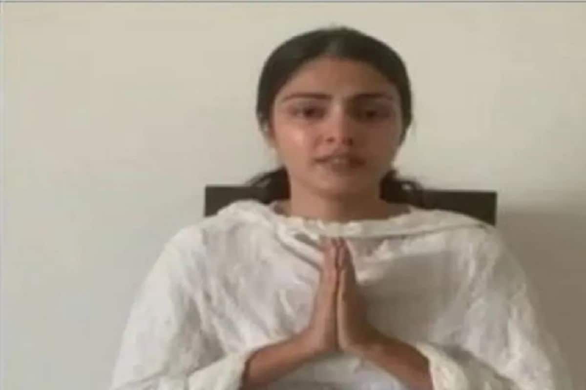 অবশেষে সুশান্ত সিং রাজপুতের মৃত্যুর তদন্তভার পেল সিবিআই, আর এতেই বেজায় ভয় পেয়ে গিয়েছেন সুশান্তের চর্চিত বান্ধবী রিয়া চক্রবর্তী! সূত্রের খবর, সিবিআই তদন্তভার নিয়েছে জানার পরই প্যানিক অ্যাটাক হয় রিয়ার! অবশেষে সুশান্ত সিং রাজপুতের মৃত্যুর তদন্তভার পেল সিবিআই, আর এতেই বেজায় ভয় পেয়ে গিয়েছেন সুশান্তের চর্চিত বান্ধবী রিয়া চক্রবর্তী! সূত্রের খবর, সিবিআই তদন্তভার নিয়েছে জানার পরই প্যানিক অ্যাটাক হয় রিয়ার!