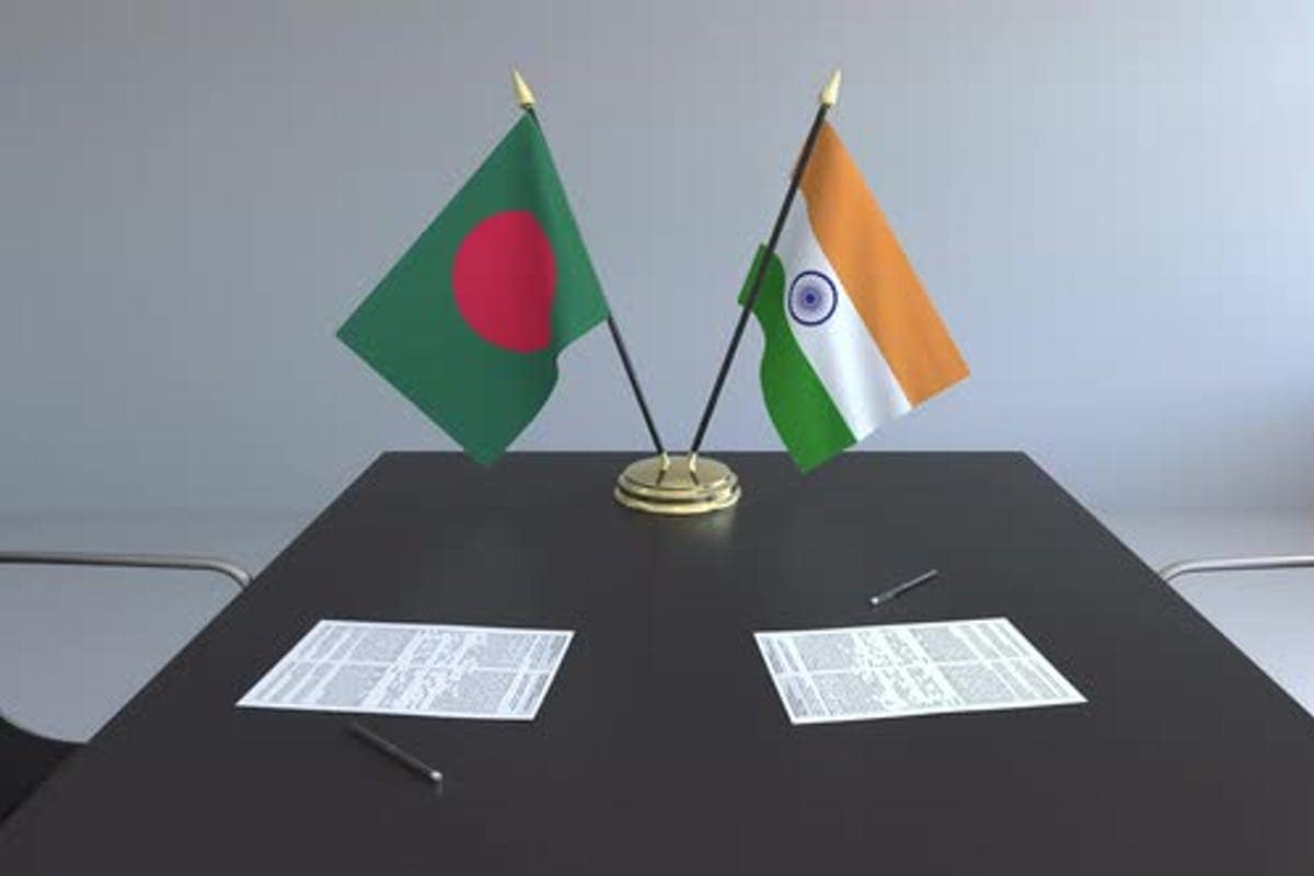 চিনের সঙ্গে বাংলাদেশের ঘনিষ্ঠতা তুঙ্গে৷ তিস্তা জল প্রকল্পে ঢাকাকে প্রায় ১০০ কোটি মার্কিন ডলার ঋণও দিতে চলেছে বেজিং৷ ভারতের দীর্ঘ দিনের বন্ধু বাংলাদেশের সঙ্গে চিনের এই ঘনিষ্ঠতা ভাবাচ্ছে দিল্লিকে৷ যার নির্যাস, আজ অর্থাত্ মঙ্গলবার তড়িঘড়ি বাংলাদেশ সফরে গেলেন ভারতের বিদেশ সচিব হর্ষ ভি শ্রীংলা৷ চিনের সঙ্গে বাংলাদেশের ঘনিষ্ঠতা তুঙ্গে৷ তিস্তা জল প্রকল্পে ঢাকাকে প্রায় ১০০ কোটি মার্কিন ডলার ঋণও দিতে চলেছে বেজিং৷ ভারতের দীর্ঘ দিনের বন্ধু বাংলাদেশের সঙ্গে চিনের এই ঘনিষ্ঠতা ভাবাচ্ছে দিল্লিকে৷ যার নির্যাস, আজ অর্থাত্ মঙ্গলবার তড়িঘড়ি বাংলাদেশ সফরে গেলেন ভারতের বিদেশ সচিব হর্ষ ভি শ্রীংলা৷