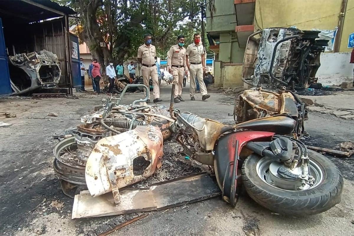 ঘটনার সূত্রপাত মঙ্গলবার রাত থেকে। কংগ্রেস বিধায়ক শ্রীনিবাস মূর্তির ভাইপো একটি বিতর্কিত পোস্ট করেন। পোস্টটিকে ঘিরে উত্তেজনা ছড়াতে থাকে ডিজি হাল্লি ও কেজি হাল্লি অঞ্চলে। ঘটনার সূত্রপাত মঙ্গলবার রাত থেকে। কংগ্রেস বিধায়ক শ্রীনিবাস মূর্তির ভাইপো একটি বিতর্কিত পোস্ট করেন। পোস্টটিকে ঘিরে উত্তেজনা ছড়াতে থাকে ডিজি হাল্লি ও কেজি হাল্লি অঞ্চলে।