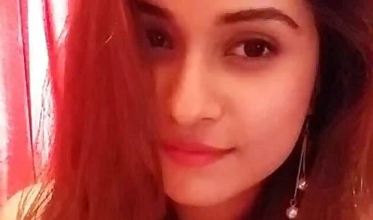 • দিশার মৃত্যুর ঠিক ৫ দিন পর মৃত্যু হয় সুশান্তের । ১৪ তলার উপর থেকে পড়ে গিয়ে মারা যান দিশা । এরপর বান্দ্রার ফ্ল্যাট থেকে ঝুলন্ত দেহ উদ্ধার হয় সুশান্তের । খুন না আত্মহত্যা? দু’টি মৃত্যুতেই রয়েছে হাজারও প্রশ্ন । • দিশার মৃত্যুর ঠিক ৫ দিন পর মৃত্যু হয় সুশান্তের । ১৪ তলার উপর থেকে পড়ে গিয়ে মারা যান দিশা । এরপর বান্দ্রার ফ্ল্যাট থেকে ঝুলন্ত দেহ উদ্ধার হয় সুশান্তের । খুন না আত্মহত্যা? দু’টি মৃত্যুতেই রয়েছে হাজারও প্রশ্ন ।