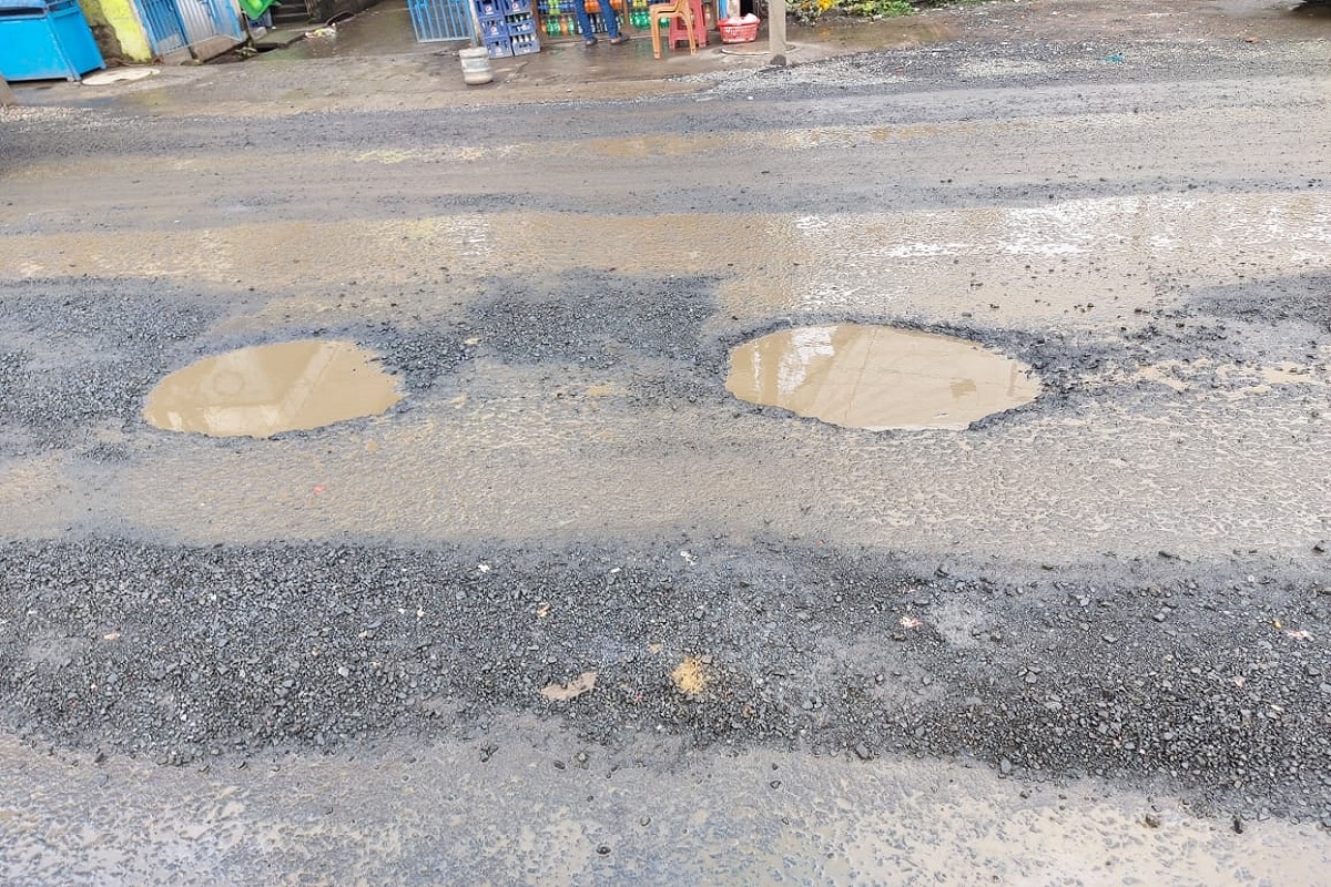 এয়ারপোর্ট পেরোলেই যেন মনে হবে গ্রামের রাস্তাকেও হার মানিয়েছে। রাস্তা দেখে অবশ্য মনে হবে না যে এটা পিচের রাস্তা। যদিও এই রাস্তা দিয়েই পেট্রাপোল সীমান্ত পর্যন্ত পণ্যবাহী ট্রাক চলাচল করে। আবার কলকাতা থেকে শিলিগুড়ি যোগাযোগ রাখার জন্য এই যশোর রোড অত্যন্ত গুরুত্বপূর্ণ। আর সেই রাস্তারই কার্যত কঙ্কালসার দশা। তথ্য ও ছবি- সোমরাজ বন্দ্যোপাধ্যায় এয়ারপোর্ট পেরোলেই যেন মনে হবে গ্রামের রাস্তাকেও হার মানিয়েছে। রাস্তা দেখে অবশ্য মনে হবে না যে এটা পিচের রাস্তা। যদিও এই রাস্তা দিয়েই পেট্রাপোল সীমান্ত পর্যন্ত পণ্যবাহী ট্রাক চলাচল করে। আবার কলকাতা থেকে শিলিগুড়ি যোগাযোগ রাখার জন্য এই যশোর রোড অত্যন্ত গুরুত্বপূর্ণ। আর সেই রাস্তারই কার্যত কঙ্কালসার দশা। তথ্য ও ছবি- সোমরাজ বন্দ্যোপাধ্যায়