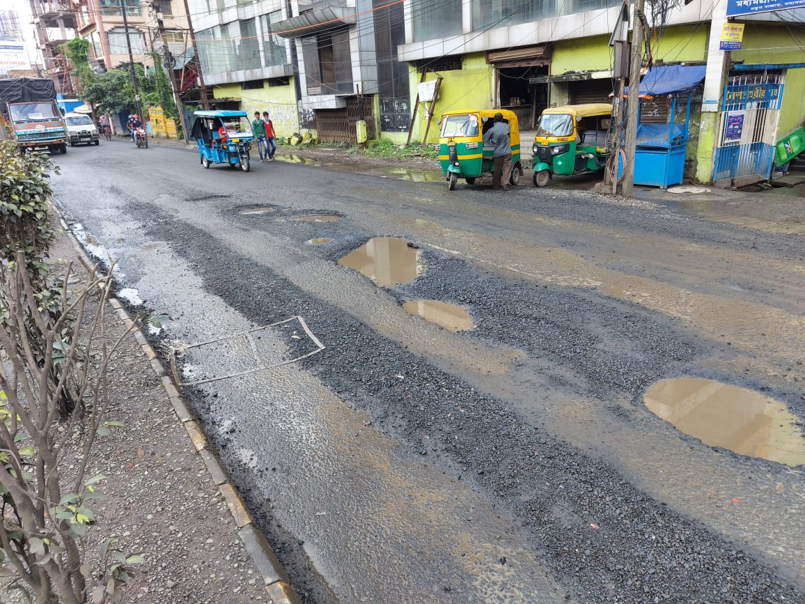 বর্তমানে এই রাস্তার মেরামতি বা রক্ষণাবেক্ষণের দায়িত্বে রয়েছে রাজ্য পূর্ত দপ্তরের অধীনে থাকা জাতীয় সড়ক ডিভিশন কর্তৃপক্ষ। এয়ারপোর্ট থেকে বারাসাত বারাসাত পর্যন্ত যশোর রোডের এই বেহাল দশা নিয়ে অবশ্য পূর্ত দপ্তরের অধীনে জাতীয় সড়ক ডিভিশন কর্তৃপক্ষের ব্যাখ্যা বর্তমানে এই রাস্তার মেরামতি বা রক্ষণাবেক্ষণের দায়িত্বে রয়েছে রাজ্য পূর্ত দপ্তরের অধীনে থাকা জাতীয় সড়ক ডিভিশন কর্তৃপক্ষ। এয়ারপোর্ট থেকে বারাসাত বারাসাত পর্যন্ত যশোর রোডের এই বেহাল দশা নিয়ে অবশ্য পূর্ত দপ্তরের অধীনে জাতীয় সড়ক ডিভিশন কর্তৃপক্ষের ব্যাখ্যা