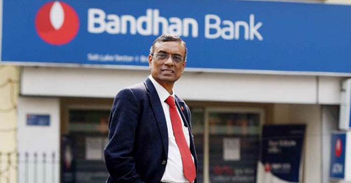 ক্ষুদ্র ঋণ বন্ধনের সমগ্র পোর্টফোলিওর ৬৪ শতাংশ জুড়ে রয়েছে। তবে ক্ষুদ্র ঋণ ছাড়াও নতুন প্রডাক্টও শুরু করেছে বন্ধন—যেমন ক্ষুদ্র, ছোট ও মাঝারি উদ্যোগের (এমএসএমই) জন্য ঋণ, গোল্ড লোন এবং সাধ্যবিত্তদের জন্য গৃহঋণ (২০১৯ সালের অক্টোবর মাসে গ্রুহ ফিনান্স বন্ধনের সঙ্গে মিশে গিয়েছে। এর মাধ্যমেই গৃহ ঋণ দেওয়া হচ্ছে। এই পাঁচ বছরে বন্ধন কর্মসংস্থানের ক্ষেত্রেও বিপুল সুযোগ তৈরি করেছে। এই মেয়াদে বন্ধনের কর্মী সংখ্যা ১৩ হাজার থেকে বেড়ে হয়েছে ৪২ হাজার। ব্যাঙ্কে প্রত্যক্ষভাবে কর্মসংস্থানের সুযোগ তৈরির পাশাপাশি পরোক্ষেও কর্মসংস্থানের সুযোগ তৈরি করেছে বন্ধন। বন্ধনের ১.১২ কোটি ক্ষুদ্র ঋণ গ্রাহক অন্তত একজন করে কর্মী নিয়োগ করেছে ধরে নিলে, এ কথা নিঃসন্দেহে বলা যায় যে ক্ষুদ্র ঋণ গ্রহীতারা শুধু তাঁদের জীবিকা সুনিশ্চিত করেননি আরও ১.১২ কোটি মানুষের জীবিকা নির্বাহের সুযোগ করে দিয়েছে। ক্ষুদ্র ঋণ বন্ধনের সমগ্র পোর্টফোলিওর ৬৪ শতাংশ জুড়ে রয়েছে। তবে ক্ষুদ্র ঋণ ছাড়াও নতুন প্রডাক্টও শুরু করেছে বন্ধন—যেমন ক্ষুদ্র, ছোট ও মাঝারি উদ্যোগের (এমএসএমই) জন্য ঋণ, গোল্ড লোন এবং সাধ্যবিত্তদের জন্য গৃহঋণ (২০১৯ সালের অক্টোবর মাসে গ্রুহ ফিনান্স বন্ধনের সঙ্গে মিশে গিয়েছে। এর মাধ্যমেই গৃহ ঋণ দেওয়া হচ্ছে। এই পাঁচ বছরে বন্ধন কর্মসংস্থানের ক্ষেত্রেও বিপুল সুযোগ তৈরি করেছে। এই মেয়াদে বন্ধনের কর্মী সংখ্যা ১৩ হাজার থেকে বেড়ে হয়েছে ৪২ হাজার। ব্যাঙ্কে প্রত্যক্ষভাবে কর্মসংস্থানের সুযোগ তৈরির পাশাপাশি পরোক্ষেও কর্মসংস্থানের সুযোগ তৈরি করেছে বন্ধন। বন্ধনের ১.১২ কোটি ক্ষুদ্র ঋণ গ্রাহক অন্তত একজন করে কর্মী নিয়োগ করেছে ধরে নিলে, এ কথা নিঃসন্দেহে বলা যায় যে ক্ষুদ্র ঋণ গ্রহীতারা শুধু তাঁদের জীবিকা সুনিশ্চিত করেননি আরও ১.১২ কোটি মানুষের জীবিকা নির্বাহের সুযোগ করে দিয়েছে।