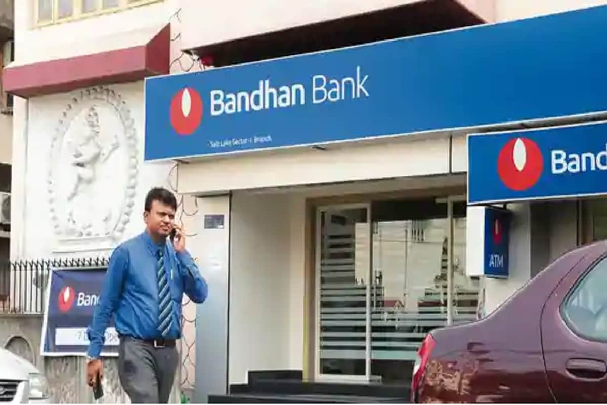 ব্যাঙ্কিং লাইসেন্স পাওয়ার ফলে এই প্রতিষ্ঠান একটি মজবুত রিটেল ব্যাঙ্কিং পরিকাঠামো গড়ে তোলার সুযোগ পেয়েছে এবং বিপুল পরিমাণ আমানত সংগ্রহ করতে সমর্থ্য হয়েছে। এর ফলে ব্যাঙ্কের গ্রাহকদের মধ্যে যেমন একটা সঞ্চয় প্রবণতা গড়ে উঠেছে, তেমনই ব্যাঙ্কও ঋণগ্রহীতাদের কম সুদে টাকা দিতে পেরেছে। সর্বজনীন ব্যাঙ্ক হিসাবে অনুমোদন পাওয়ার পর গোটা দেশে বন্ধন তার ব্যাঙ্কিং পরিষেবাকে ছড়িয়ে দিয়েছে। গোটা দেশের মোট ৩৪ টি রাজ্য ও কেন্দ্রশাসিত অঞ্চলে ৪৫৫৯টি ব্যাঙ্কিং আউটলেট ও ৪৮৫টি এটিএম গড়ে তুলতে সফল বন্ধন ব্যাঙ্ক। ব্যাঙ্কিং লাইসেন্স পাওয়ার ফলে এই প্রতিষ্ঠান একটি মজবুত রিটেল ব্যাঙ্কিং পরিকাঠামো গড়ে তোলার সুযোগ পেয়েছে এবং বিপুল পরিমাণ আমানত সংগ্রহ করতে সমর্থ্য হয়েছে। এর ফলে ব্যাঙ্কের গ্রাহকদের মধ্যে যেমন একটা সঞ্চয় প্রবণতা গড়ে উঠেছে, তেমনই ব্যাঙ্কও ঋণগ্রহীতাদের কম সুদে টাকা দিতে পেরেছে। সর্বজনীন ব্যাঙ্ক হিসাবে অনুমোদন পাওয়ার পর গোটা দেশে বন্ধন তার ব্যাঙ্কিং পরিষেবাকে ছড়িয়ে দিয়েছে। গোটা দেশের মোট ৩৪ টি রাজ্য ও কেন্দ্রশাসিত অঞ্চলে ৪৫৫৯টি ব্যাঙ্কিং আউটলেট ও ৪৮৫টি এটিএম গড়ে তুলতে সফল বন্ধন ব্যাঙ্ক।
