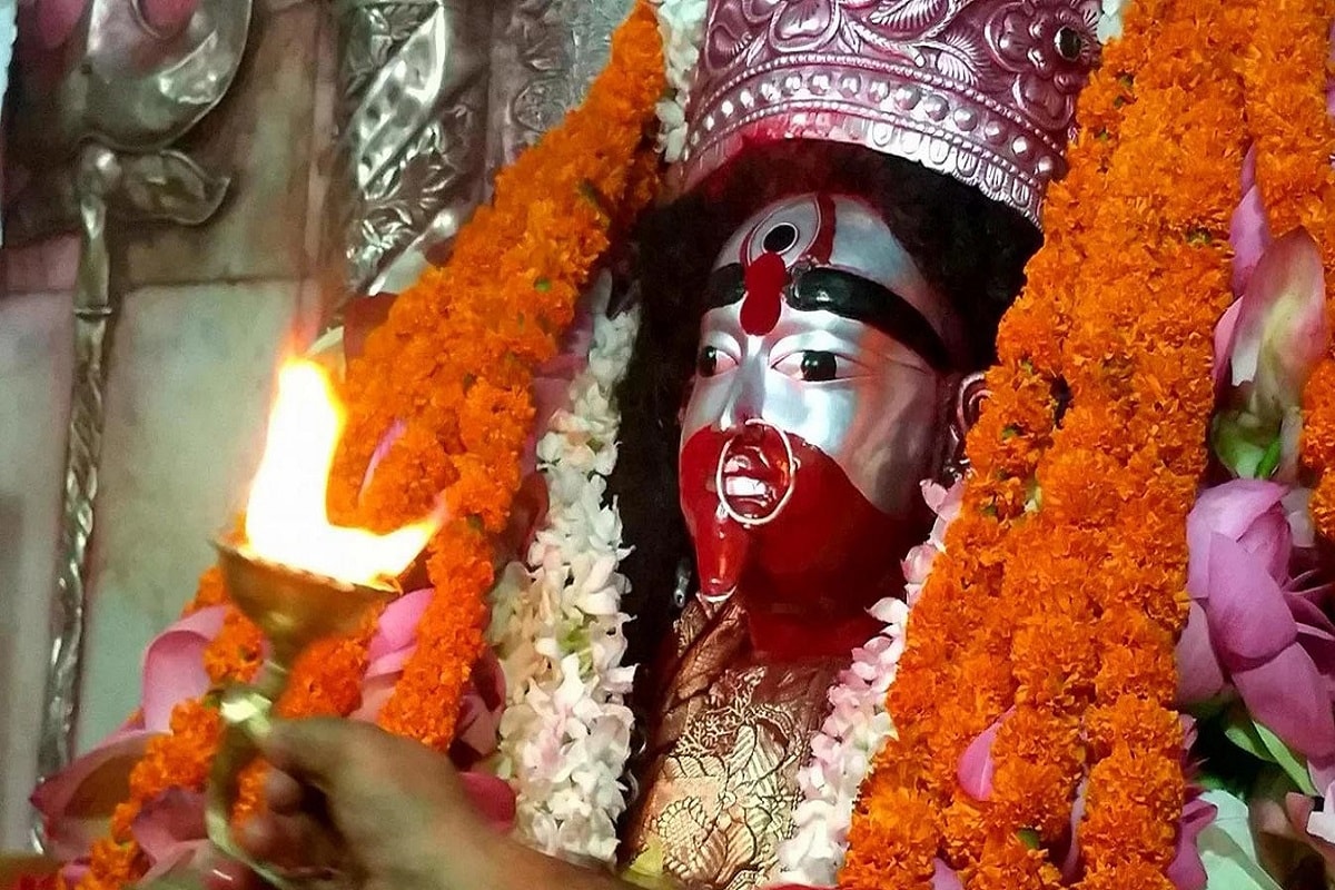 • বিগত দেড় দশকে কৌশিকী অমাবস্যায় কার্যত বাঁধ ভাঙা মানুষের ভিড় হয় তারাপীঠের বুকে। কোনও কোনও বছর ২ লক্ষ মানুষ আসেন পুজো দিতে। তবে এ বছর সেই প্রথায় ছেদ পড়ছে করোনা সংক্রমণ ঠেকাতে। • বিগত দেড় দশকে কৌশিকী অমাবস্যায় কার্যত বাঁধ ভাঙা মানুষের ভিড় হয় তারাপীঠের বুকে। কোনও কোনও বছর ২ লক্ষ মানুষ আসেন পুজো দিতে। তবে এ বছর সেই প্রথায় ছেদ পড়ছে করোনা সংক্রমণ ঠেকাতে।