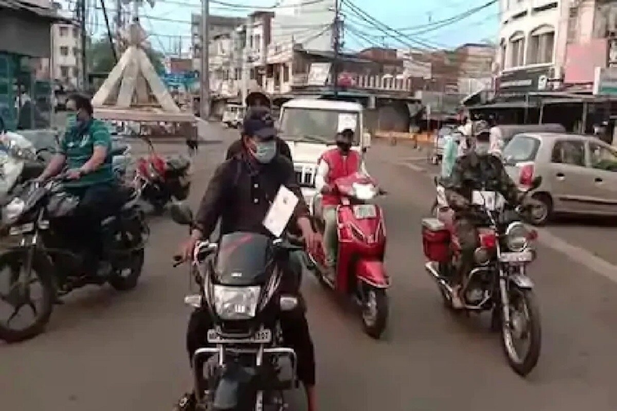 সেই সুখবর আজই পেতে পারেন টু হুইলারের চালকরা। কারণ আজই দু চাকার যানে জিএসটি ছাড় দেওয়া যায় কিনা তা খতিয়ে দেখবে অর্থমন্ত্রক। সেই সুখবর আজই পেতে পারেন টু হুইলারের চালকরা। কারণ আজই দু চাকার যানে জিএসটি ছাড় দেওয়া যায় কিনা তা খতিয়ে দেখবে অর্থমন্ত্রক।