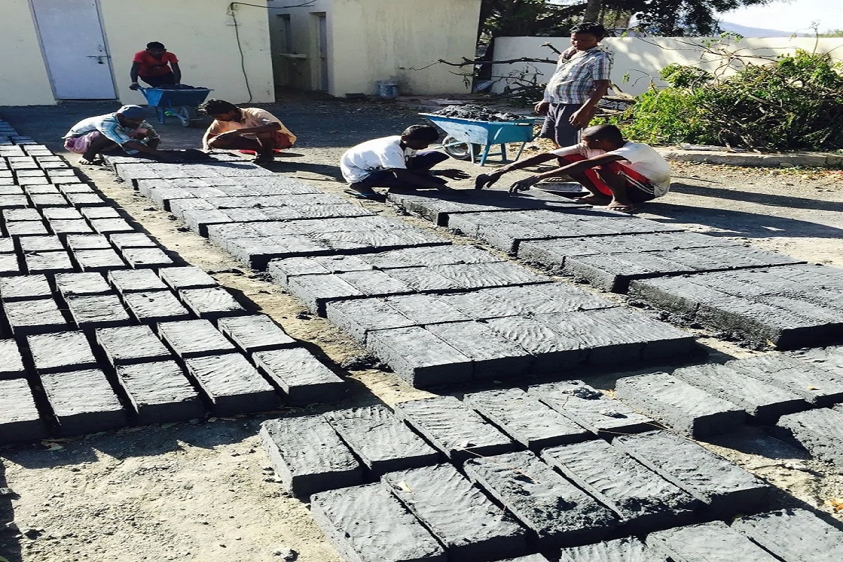 সেন্ট্রাল পলিউশন কন্ট্রোল বোর্ডের ন্যাশানান গ্রিন ট্রাইবুনাল থেকে জানা যাচ্ছে দেশে প্রতিদিন কোভিড বর্জ্য জমা হচ্ছে ১০১ মেট্রিক টন। এর সঙ্গেই রয়েছ ৬০৯ মেট্রিক টন অন্য বর্জ্য। এই পরিস্থিতিতেই মাঠে নেমেছেন বিনিশ। সেন্ট্রাল পলিউশন কন্ট্রোল বোর্ডের ন্যাশানান গ্রিন ট্রাইবুনাল থেকে জানা যাচ্ছে দেশে প্রতিদিন কোভিড বর্জ্য জমা হচ্ছে ১০১ মেট্রিক টন। এর সঙ্গেই রয়েছ ৬০৯ মেট্রিক টন অন্য বর্জ্য। এই পরিস্থিতিতেই মাঠে নেমেছেন বিনিশ।