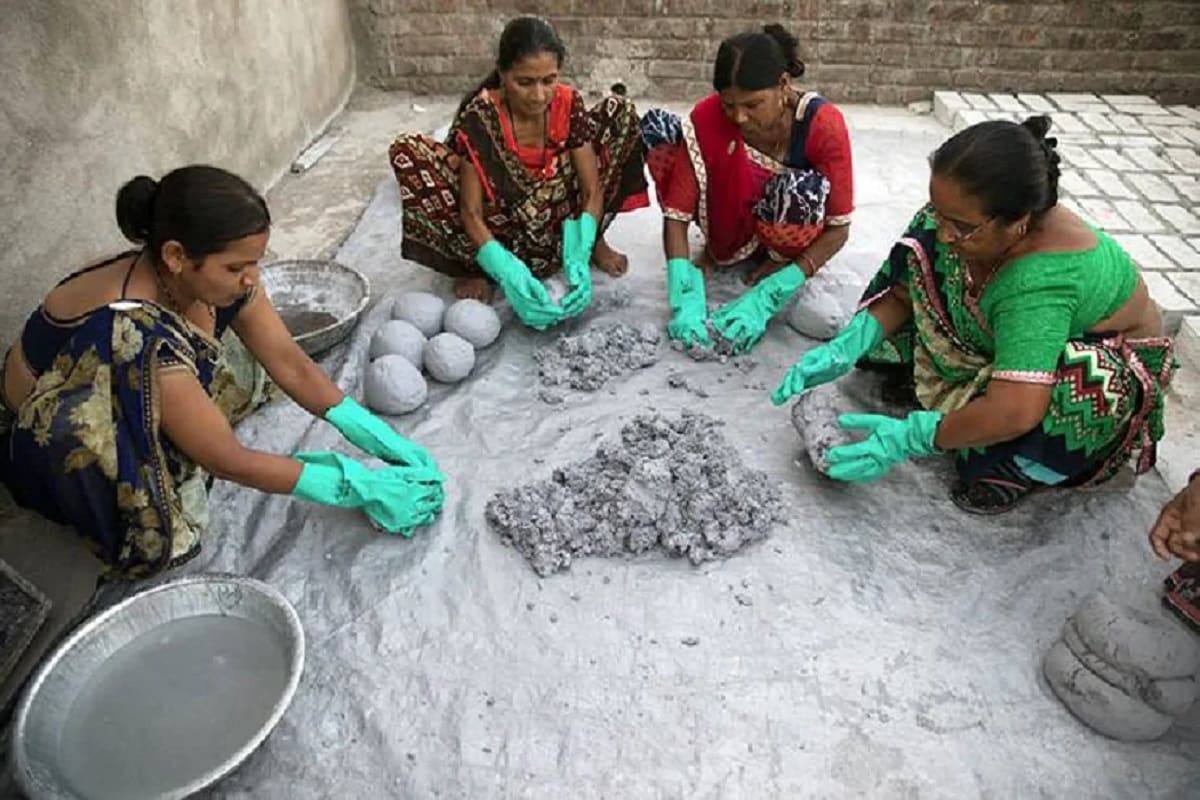 এই নতুন পিপিই বর্জ্যে তৈরি ইটে পরিত্যক্ত পিপিই-র ভাগ ৫২ শতাংশ এর সঙ্গে মিশছে কাগজের বর্জ্য।এই ইটগুলি জলে নষ্ট হবে না, দাহ্য নয় এবং পোকামাকড়ও এর ক্ষতি করতে পারবে না। বিনিশের কারখানায় এই ইটটি তৈরি করতে সাত কেজি বায়োকেমিক্যাল বর্জ্য লাগছে। একেকটি ইটের মাপ ১২*৮*৪ ইঞ্চি। প্রতিটি ইটের দাম পড়ছে ২ টাকা ৮০ পয়সা। এই নতুন পিপিই বর্জ্যে তৈরি ইটে পরিত্যক্ত পিপিই-র ভাগ ৫২ শতাংশ এর সঙ্গে মিশছে কাগজের বর্জ্য।এই ইটগুলি জলে নষ্ট হবে না, দাহ্য নয় এবং পোকামাকড়ও এর ক্ষতি করতে পারবে না। বিনিশের কারখানায় এই ইটটি তৈরি করতে সাত কেজি বায়োকেমিক্যাল বর্জ্য লাগছে। একেকটি ইটের মাপ ১২*৮*৪ ইঞ্চি। প্রতিটি ইটের দাম পড়ছে ২ টাকা ৮০ পয়সা।