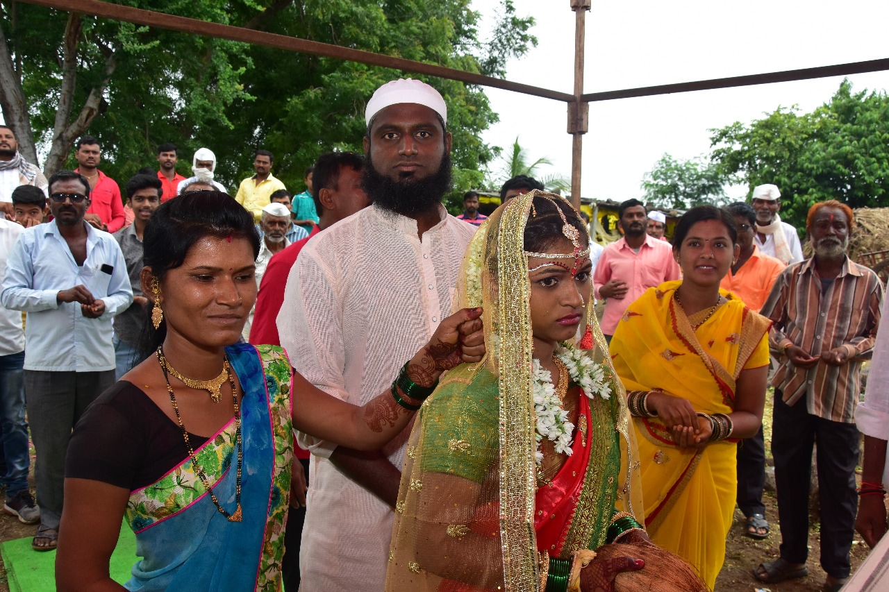 মহারাষ্ট্রের বোধেগাঁওর বাসিন্দা সবিতা ভুশারি হলেন ওই দুই মেয়ের মা ৷ তাঁর একটি ছেলেও রয়েছে ৷ কিন্তু বহুদিন আগেই সবিতার স্বামী তাঁদের ছেড়ে চলে যান ৷ তারপর থেকে নিজের বাপের বাড়িতেই বাচ্চাদের নিয়ে থাকতেন সবিতাদেবী ৷ তাঁর নিজের কোনও ভাই নেই ৷ তাই পাশের বাড়ির এই বাবাভাই পাঠানকেই নিজের ভাই হিসেবে দেখতেন সবিতাদেবী ৷ মহারাষ্ট্রের বোধেগাঁওর বাসিন্দা সবিতা ভুশারি হলেন ওই দুই মেয়ের মা ৷ তাঁর একটি ছেলেও রয়েছে ৷ কিন্তু বহুদিন আগেই সবিতার স্বামী তাঁদের ছেড়ে চলে যান ৷ তারপর থেকে নিজের বাপের বাড়িতেই বাচ্চাদের নিয়ে থাকতেন সবিতাদেবী ৷ তাঁর নিজের কোনও ভাই নেই ৷ তাই পাশের বাড়ির এই বাবাভাই পাঠানকেই নিজের ভাই হিসেবে দেখতেন সবিতাদেবী ৷