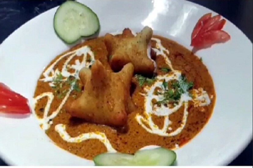 প্রসঙ্গত, এর আগে কলকাতায় একটি মিষ্টির দোকান ভাইরাল হয়েছিল করোনা সন্দেশ ও করোনা কেক বানিয়ে৷ সেটাও ছিল সচেতনতা তৈরির জন্য৷