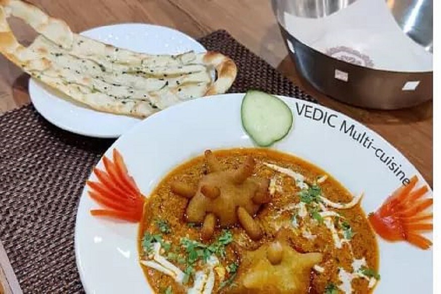 কোভিড কারিটা আসলে মালাই কোফতা৷ কোফতাকে করোনা ভাইরাসের মতো আকার দেওয়া হয়েছে৷ আর সঙ্গে নানকে আকার দেওয়া হয়েছে মাস্কের৷ অর্থাত্ মালাই কোফতা আর নান৷ কোভিড কারিটা আসলে মালাই কোফতা৷ কোফতাকে করোনা ভাইরাসের মতো আকার দেওয়া হয়েছে৷ আর সঙ্গে নানকে আকার দেওয়া হয়েছে মাস্কের৷ অর্থাত্ মালাই কোফতা আর নান৷