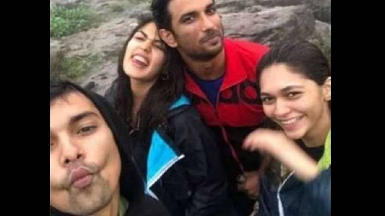 কে এই মহিলা ? সূত্রের খবর, রহস্যময় এই মহিলার নাম-ই জামিলা ক্যালকাট্টাওয়ালা, রিয়ার ভাই সৌভিক চক্রবর্তীর বান্ধবী। সুশান্তের মৃত্যুর খবর পেয়ে পরিচালক মহেশ শেট্টি ও তাঁর আরেক বন্ধু প্রিয়াঙ্কা খেমানির সঙ্গে সুশান্তের চার্টার রোডের ফ্ল্যাটে হাজির হন জামিলা। তবে, তাঁকে ফ্ল্যাটে ঢুকতে দেননি পুলিশ কর্মীরা। জানা যাচ্ছে, জামিলা ক্যালকাট্টাওয়ালার সঙ্গে সম্প্রতি সম্পর্কে জড়ান রিয়া চক্রবর্তীর ভাই সৌভিক চক্রবর্তী। এমনকী, রিয়া, সুশান্তের গত বছরের ইউরোপ ট্রিপেও নাকি শৌভিকের সঙ্গে ছিলেন জামিলা। কে এই মহিলা ? সূত্রের খবর, রহস্যময় এই মহিলার নাম-ই জামিলা ক্যালকাট্টাওয়ালা, রিয়ার ভাই সৌভিক চক্রবর্তীর বান্ধবী। সুশান্তের মৃত্যুর খবর পেয়ে পরিচালক মহেশ শেট্টি ও তাঁর আরেক বন্ধু প্রিয়াঙ্কা খেমানির সঙ্গে সুশান্তের চার্টার রোডের ফ্ল্যাটে হাজির হন জামিলা। তবে, তাঁকে ফ্ল্যাটে ঢুকতে দেননি পুলিশ কর্মীরা। জানা যাচ্ছে, জামিলা ক্যালকাট্টাওয়ালার সঙ্গে সম্প্রতি সম্পর্কে জড়ান রিয়া চক্রবর্তীর ভাই সৌভিক চক্রবর্তী। এমনকী, রিয়া, সুশান্তের গত বছরের ইউরোপ ট্রিপেও নাকি শৌভিকের সঙ্গে ছিলেন জামিলা।