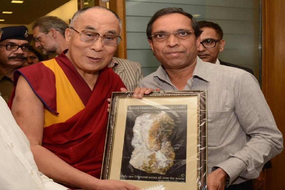 গুজরাতের এক হিরে ব্যবসায়ী এই মহামূল্যবান হিরের গণেশ তৈরি করিয়েছিলেন অনেক বছর আগেই ৷ দামের দিক থেকে বিচার করলে এই হিরের গণেশ কোহিনুর হিরের থেকেও বেশি দামি ! গুজরাতের এক হিরে ব্যবসায়ী এই মহামূল্যবান হিরের গণেশ তৈরি করিয়েছিলেন অনেক বছর আগেই ৷ দামের দিক থেকে বিচার করলে এই হিরের গণেশ কোহিনুর হিরের থেকেও বেশি দামি !