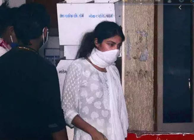 সুশান্ত সিং রাজপুতের মৃত্যুর ঘটনায় ড্রাগ বা নিষিদ্ধ মাদক পাচার চক্রের গন্ধ পায় ইডি! সামনে আসে কিছু হোয়াটসঅ্যাপ। সেগুলো বিনিময় হয়েছিল রিয়া চক্রবর্তী, সুশান্তের আউজ ম্যানেজার স্যামুয়েল মিরান্ডা, জয়া সাহা, ও গোয়ার হোটেল ব্যবসায়ী গৌরব আচার্যর মধ্যে। সেই সমস্ত চ্যাটে মারিজুয়ানা, এমডিএমএ, সিবিডি ওয়ালের মতো বিভিন্ন নিষিদ্ধ মাদকের নাম উল্লেখ ছিল। পাশাপাশি, রিয়া ও তাঁর ভাই শৌভিকের মধ্যে কিছু মেসেজ বিনিময় হয়েছিল যেখানে সাংকেতিক ভাষা ব্যবহার করা হয়। ‘ডোবি’, ‘ব্ল্যাকবেরি কুশ’ প্রভৃতি জিনিস আনা-নেওয়ার ব্যাপারে কথা বলেন রিয়া ও শৌভিক । ব্ল্যাকবেরির ছবিও পাঠানো হয়েছিল । এগুলি আসলে মাদক মেশানো সিগারেট । সূত্রের খবর, গৌরব আচার্যকে আজ, সোমাবরই জেরা করে ইডি। পাশাপাশি জেরা করবে কুণাল জানি নামে আরেক হোটেল ব্যবসায়ীকেও। সুশান্ত সিং রাজপুতের মৃত্যুর ঘটনায় ড্রাগ বা নিষিদ্ধ মাদক পাচার চক্রের গন্ধ পায় ইডি! সামনে আসে কিছু হোয়াটসঅ্যাপ। সেগুলো বিনিময় হয়েছিল রিয়া চক্রবর্তী, সুশান্তের আউজ ম্যানেজার স্যামুয়েল মিরান্ডা, জয়া সাহা, ও গোয়ার হোটেল ব্যবসায়ী গৌরব আচার্যর মধ্যে। সেই সমস্ত চ্যাটে মারিজুয়ানা, এমডিএমএ, সিবিডি ওয়ালের মতো বিভিন্ন নিষিদ্ধ মাদকের নাম উল্লেখ ছিল। পাশাপাশি, রিয়া ও তাঁর ভাই শৌভিকের মধ্যে কিছু মেসেজ বিনিময় হয়েছিল যেখানে সাংকেতিক ভাষা ব্যবহার করা হয়। ‘ডোবি’, ‘ব্ল্যাকবেরি কুশ’ প্রভৃতি জিনিস আনা-নেওয়ার ব্যাপারে কথা বলেন রিয়া ও শৌভিক । ব্ল্যাকবেরির ছবিও পাঠানো হয়েছিল । এগুলি আসলে মাদক মেশানো সিগারেট । সূত্রের খবর, গৌরব আচার্যকে আজ, সোমাবরই জেরা করে ইডি। পাশাপাশি জেরা করবে কুণাল জানি নামে আরেক হোটেল ব্যবসায়ীকেও।