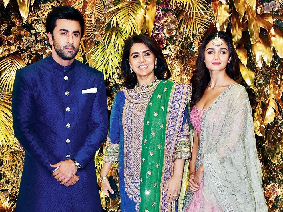 • তাঁরা নিজে মুখে কোনওদিন স্বীকার না করলেও এরপর থেকেই রণবীর-আলিয়ার প্রেমকথা ইন্ডাস্ট্রির ওপেন সিক্রেট হয়ে যায় । কাপুর পরিবারের বাকি সদস্যের সঙ্গে দারুণ বন্ডিং তৈরি হয় আলিয়ার । ফ্যামিলি ফোটোগ্রাফেও দেখা গেল তাঁর উজ্জ্বল উপস্থিতি । • তাঁরা নিজে মুখে কোনওদিন স্বীকার না করলেও এরপর থেকেই রণবীর-আলিয়ার প্রেমকথা ইন্ডাস্ট্রির ওপেন সিক্রেট হয়ে যায় । কাপুর পরিবারের বাকি সদস্যের সঙ্গে দারুণ বন্ডিং তৈরি হয় আলিয়ার । ফ্যামিলি ফোটোগ্রাফেও দেখা গেল তাঁর উজ্জ্বল উপস্থিতি ।