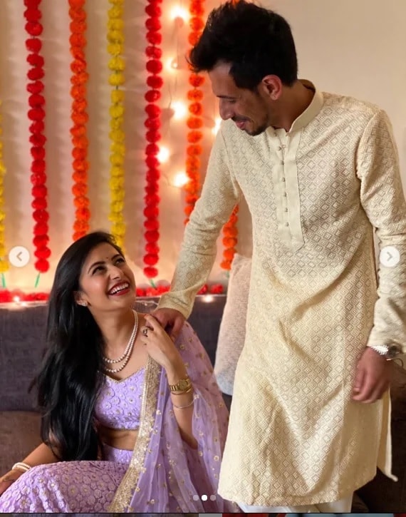 বলিউডে ট্র্যাকে ইউটিউবে ধনশ্রীর হিপহপ ক্লাসের এপিসোড সবথেকে জনপ্রিয় ৷ বেশ কয়েকবার জুম ওয়ার্কশপে চাহালকেও ধনশ্রীর সঙ্গে অংশ নিতে দেখা গিয়েছে ৷ বলিউডে ট্র্যাকে ইউটিউবে ধনশ্রীর হিপহপ ক্লাসের এপিসোড সবথেকে জনপ্রিয় ৷ বেশ কয়েকবার জুম ওয়ার্কশপে চাহালকেও ধনশ্রীর সঙ্গে অংশ নিতে দেখা গিয়েছে ৷