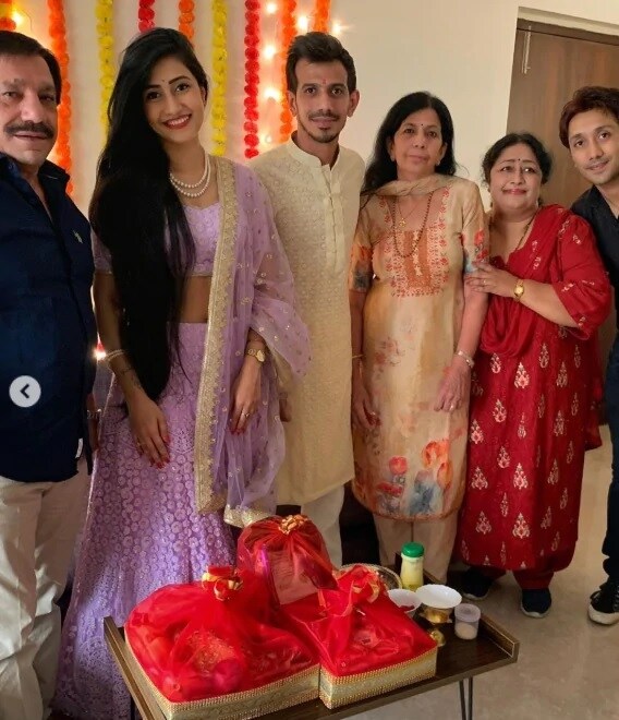 চাহাল তাঁর বাগদত্তা ধনশ্রী বর্মার সঙ্গে ছবি শেয়ার করে লিখেছেন, ‘আজ আমরা হ্যাঁ বলেছি, হ্যাঁ বলেছে আমাদের পরিবারও ৷’ ছবি সৌজন্য ইনস্টাগ্রাম চাহাল তাঁর বাগদত্তা ধনশ্রী বর্মার সঙ্গে ছবি শেয়ার করে লিখেছেন, ‘আজ আমরা হ্যাঁ বলেছি, হ্যাঁ বলেছে আমাদের পরিবারও ৷’ ছবি সৌজন্য ইনস্টাগ্রাম