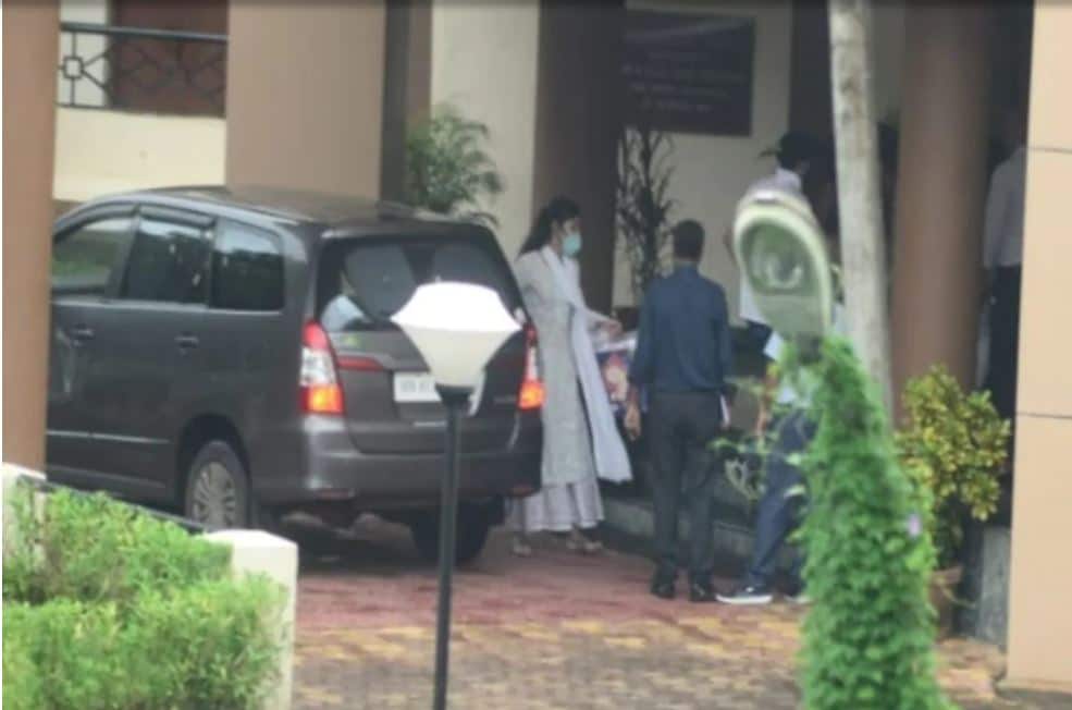 প্রায় দেড় ঘণ্টা একনাগাড়ে নিজের যা কিছু বলার, বলে চলেন রিয়া চক্রবর্তী। সিবিআই অফিসারেরা তাঁকে একবারের জন্যও থামাননি। কথা বলতে বলতে গলা ধরে এলে জল খাওয়ার বিরতি নিয়েছেন শুধু। এ'পর্যন্ত সব ঠিকই ছিল! জিজ্ঞাসাবাদের সময় প্রথম ২ ঘণ্টা অত্যন্ত ধৈর্য সহকারে সিবিআই-এর সমস্ত প্রশ্নের উত্তর দেন রিয়া চক্রবর্তী! গণ্ডগোলটা বাঁধল যখন বিশেষ গুরুত্বপূর্ণ কয়েকটা তারিখ ও সময় নিয়ে প্রশ্ন করতে শুরু করে সিবিআই! জানা যাচ্ছে, সিবিআইয়ের প্রশ্নের উত্তর দিতে গিয়ে কেঁপে ওঠেন রিয়া। প্রায় দেড় ঘণ্টা একনাগাড়ে নিজের যা কিছু বলার, বলে চলেন রিয়া চক্রবর্তী। সিবিআই অফিসারেরা তাঁকে একবারের জন্যও থামাননি। কথা বলতে বলতে গলা ধরে এলে জল খাওয়ার বিরতি নিয়েছেন শুধু। এ'পর্যন্ত সব ঠিকই ছিল! জিজ্ঞাসাবাদের সময় প্রথম ২ ঘণ্টা অত্যন্ত ধৈর্য সহকারে সিবিআই-এর সমস্ত প্রশ্নের উত্তর দেন রিয়া চক্রবর্তী! গণ্ডগোলটা বাঁধল যখন বিশেষ গুরুত্বপূর্ণ কয়েকটা তারিখ ও সময় নিয়ে প্রশ্ন করতে শুরু করে সিবিআই! জানা যাচ্ছে, সিবিআইয়ের প্রশ্নের উত্তর দিতে গিয়ে কেঁপে ওঠেন রিয়া।