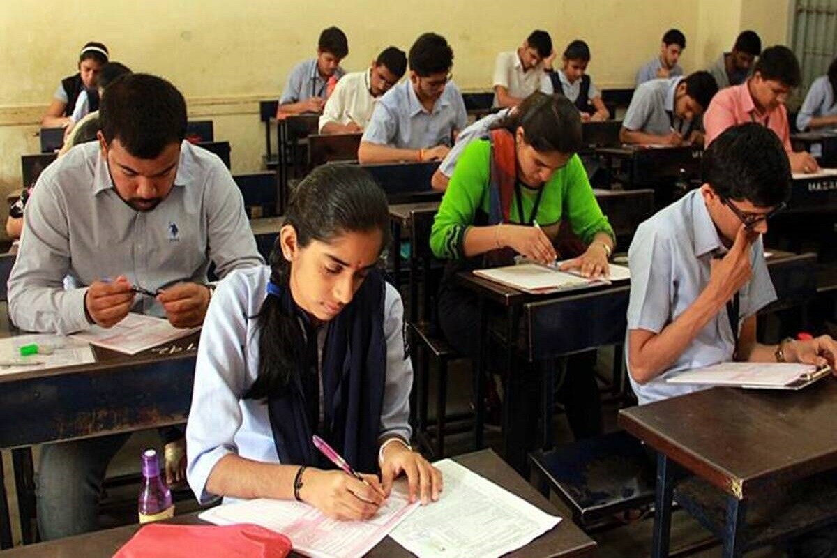 করোনা অতিমারির কারণে JEE(MAIN) এবং NEET(UG) পরীক্ষা পিছিয়ে দেওয়ার দাবি উঠেছে৷যদিও বুধবারই ন্যাশনাল টেস্টিং এজেন্সি কর্তৃপক্ষ জানিয়ে দিয়েছে, পূর্ব নির্ধারিত দিনেই পরীক্ষাগুলি হবে৷তবে পরীক্ষাকেন্দ্র গুলিতে স্বাস্থ্যবিধি মেনে যাবতীয় নিরাপত্তা ব্যবস্থা নেওয়া হবে বলে আশ্বস্ত করা হয়েছে৷ছাত্রছাত্রীদের মধ্যে দূরত্ব বজায় রাখতে পরীক্ষাগ্রহণ কেন্দ্রে সংখ্যা ২৫৪৬ থেকে বাড়িয়ে ৩৮৪৩ করা হয়েছে৷প্রতীকী ছবি করোনা অতিমারির কারণে JEE(MAIN) এবং NEET(UG) পরীক্ষা পিছিয়ে দেওয়ার দাবি উঠেছে৷যদিও বুধবারই ন্যাশনাল টেস্টিং এজেন্সি কর্তৃপক্ষ জানিয়ে দিয়েছে, পূর্ব নির্ধারিত দিনেই পরীক্ষাগুলি হবে৷তবে পরীক্ষাকেন্দ্র গুলিতে স্বাস্থ্যবিধি মেনে যাবতীয় নিরাপত্তা ব্যবস্থা নেওয়া হবে বলে আশ্বস্ত করা হয়েছে৷ছাত্রছাত্রীদের মধ্যে দূরত্ব বজায় রাখতে পরীক্ষাগ্রহণ কেন্দ্রে সংখ্যা ২৫৪৬ থেকে বাড়িয়ে ৩৮৪৩ করা হয়েছে৷প্রতীকী ছবি
