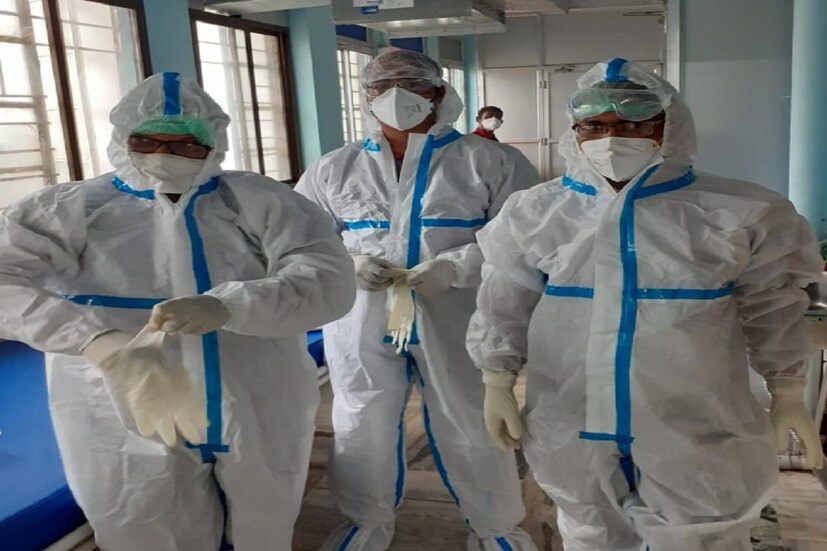  ইতিমধ্যে দেশের বেশ কয়েকটি হাসপাতালে করোনা রোগীদের চিকিৎসায় প্লাজমা থেরাপি শুরু হয়েছে। বিদেশেও চলছে। চিন এই থেরাপি প্রয়োগ করে সুফল পাওয়ার দাবি করেছে। আমেরিকা, কানাডা-সহ বেশ কিছু দেশ এই নিয়ে গবেষণাও চলছে। এবার কলকাতাতেও প্লাজমা থেরাপিতে সুফল। 