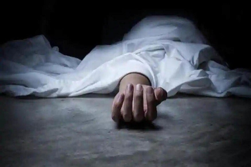 গত ১৬ ই অক্টোবর জয়নগরের বাসিন্দা এক গৃহবধূর কাটা মুণ্ড ও ধড় উদ্ধার হয়। মহিলার দেহের পাশে পাওয়া ব্যাগ থেকে মেলে নিহতের পরিচয়।তদন্তে নেমে পুলিশ জানতে পারে, ত্রিকোণ সম্পর্কের জেরেই এই খুন। নিহতের প্রেমিক এবং তার আরও এক প্রেমিকার খোঁজ পায় পুলিশ৷Info-Arpan Mondal/Photo- Representive গত ১৬ ই অক্টোবর জয়নগরের বাসিন্দা এক গৃহবধূর কাটা মুণ্ড ও ধড় উদ্ধার হয়। মহিলার দেহের পাশে পাওয়া ব্যাগ থেকে মেলে নিহতের পরিচয়।তদন্তে নেমে পুলিশ জানতে পারে, ত্রিকোণ সম্পর্কের জেরেই এই খুন। নিহতের প্রেমিক এবং তার আরও এক প্রেমিকার খোঁজ পায় পুলিশ৷Info-Arpan Mondal/Photo- Representive