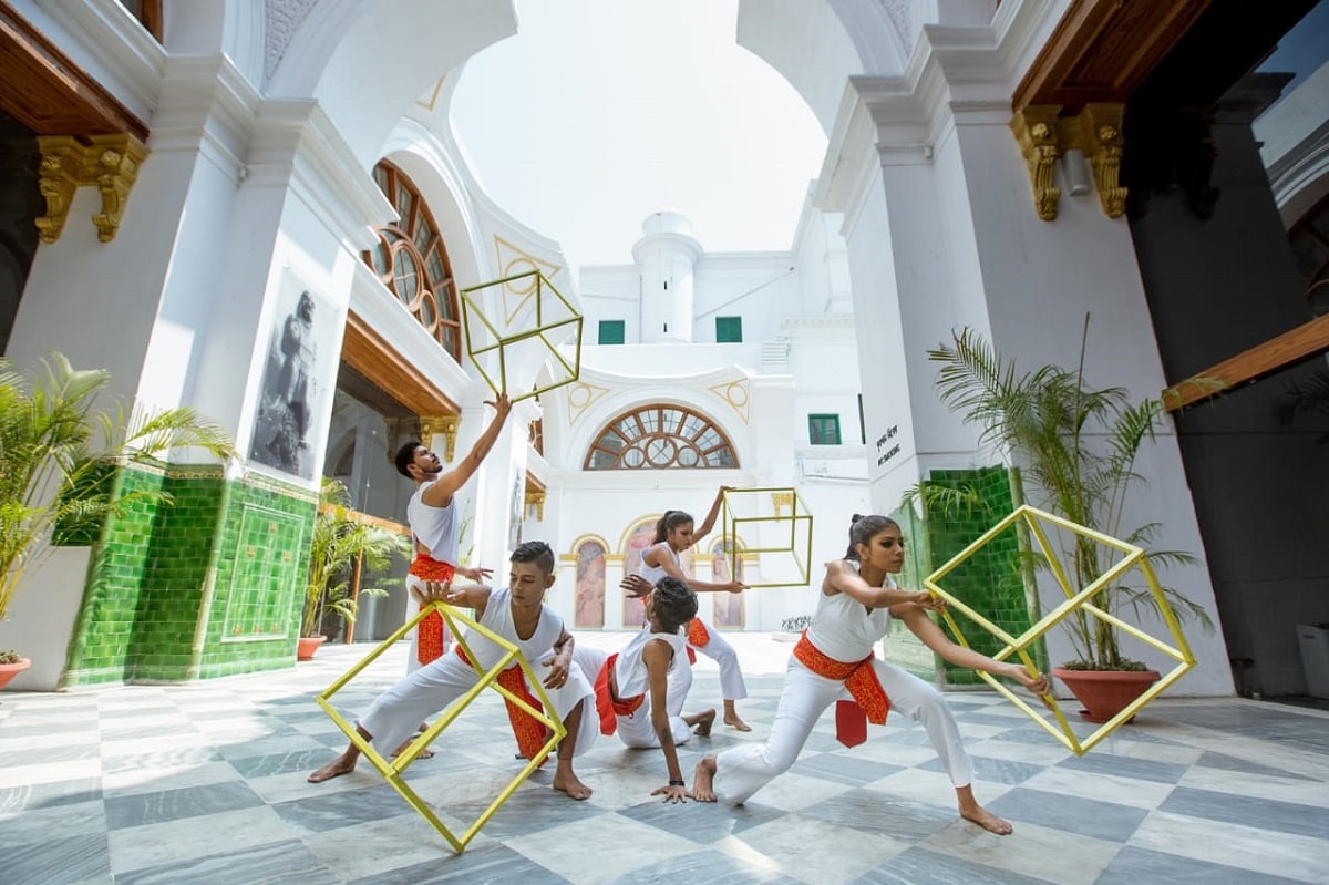 উত্তর কলকাতার সরু গলিতে, জিপিওর সামনে এবং আবার কারেন্সি বিল্ডিংয়ের ভিতরেও শ্যুট হয়েছে। এই ফটোগ্রাফগুলি মূলত সংস্থার নতুন ওয়েবসাইটে ব্যবহার করা হয়েছে। উত্তর কলকাতার সরু গলিতে, জিপিওর সামনে এবং আবার কারেন্সি বিল্ডিংয়ের ভিতরেও শ্যুট হয়েছে। এই ফটোগ্রাফগুলি মূলত সংস্থার নতুন ওয়েবসাইটে ব্যবহার করা হয়েছে।