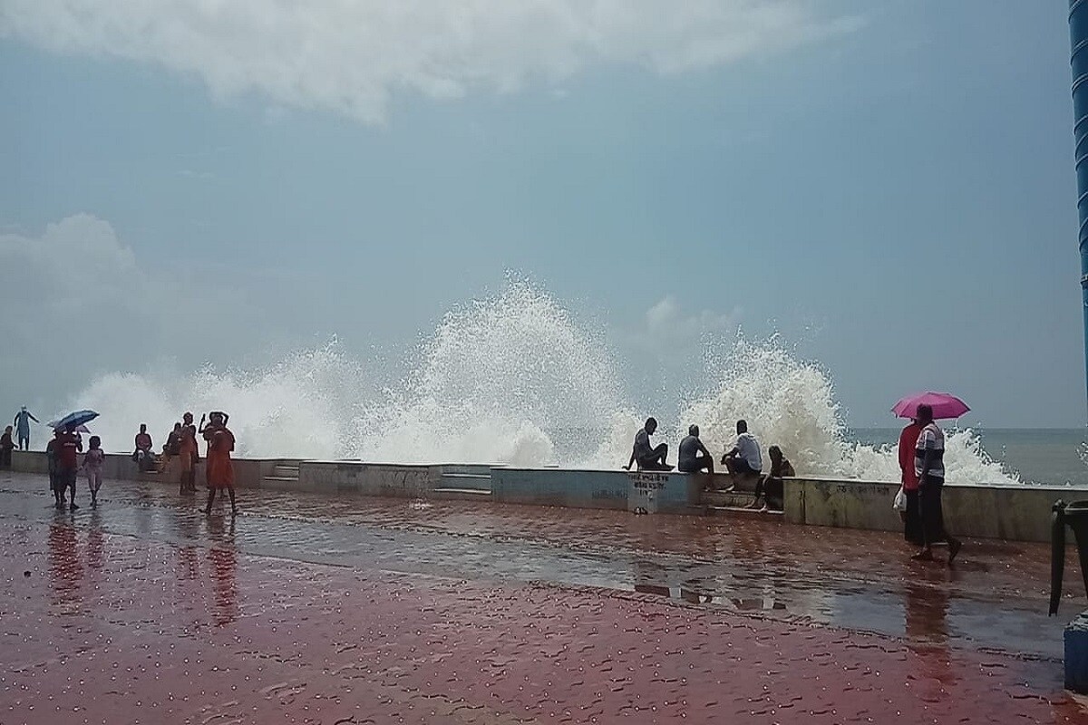 এদিন দিঘায় মেঘলা আকাশ ছিল দিনভর। সমুদ্রের বুকে কখনও হালকা বৃষ্টি হয়েছে। তারই মাঝে সমুদ্রের এই জলোচ্ছ্বাসে মেতেছেন সকলেই। এদিন দিঘায় মেঘলা আকাশ ছিল দিনভর। সমুদ্রের বুকে কখনও হালকা বৃষ্টি হয়েছে। তারই মাঝে সমুদ্রের এই জলোচ্ছ্বাসে মেতেছেন সকলেই।