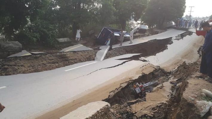 জুন মাসে একদিনে ৩ বার পর্যন্ত ভূমিকম্প হয় ভারতে। একইদিনে কম্পনে কেঁপে ওঠে রোহতক-সহ হরিয়ানার বেশ কিছু এলাকা, লাদাখ ও মেঘালয়। জুলাই মাসে একের পর এক ভূমিকম্পে কেঁপে ওঠে মিজোরাম। ভারতে লাগাতার ভূমিকম্পের ঘটনায় উদ্বেগ প্রকাশ করছেন ভূবিজ্ঞানীরা। বিশেষত দিল্লি ও সংলগ্ন এলাকায় একের পর এক কম্পন অনুভূত হওয়ায় বড় বিপর্যয়ের আশঙ্কার কথা জানিয়েছিলেন তাঁরা। বিজ্ঞানীদের মতে, এইভাবে একাধিকবার কম্পন বড় বিপর্যয়ের ইঙ্গিতবাহী।Representative image জুন মাসে একদিনে ৩ বার পর্যন্ত ভূমিকম্প হয় ভারতে। একইদিনে কম্পনে কেঁপে ওঠে রোহতক-সহ হরিয়ানার বেশ কিছু এলাকা, লাদাখ ও মেঘালয়। জুলাই মাসে একের পর এক ভূমিকম্পে কেঁপে ওঠে মিজোরাম। ভারতে লাগাতার ভূমিকম্পের ঘটনায় উদ্বেগ প্রকাশ করছেন ভূবিজ্ঞানীরা। বিশেষত দিল্লি ও সংলগ্ন এলাকায় একের পর এক কম্পন অনুভূত হওয়ায় বড় বিপর্যয়ের আশঙ্কার কথা জানিয়েছিলেন তাঁরা। বিজ্ঞানীদের মতে, এইভাবে একাধিকবার কম্পন বড় বিপর্যয়ের ইঙ্গিতবাহী।Representative image