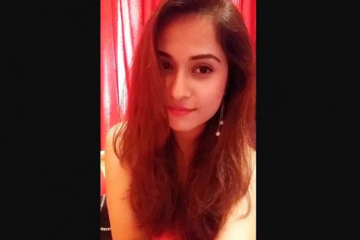 সুশান্ত সিং রাজপুতের মৃত্যু রহস্য উদঘাটনে নেমে পড়েছেন সিবিআইয়ের অফিসাররা ৷ এরই মধ্যে আবার নতুন তথ্য পাওয়া যাচ্ছে সুশান্তের একসময়ের ম্যানেজার দিশা সালিয়ানকে নিয়ে ৷ দিশার মৃত্যু হয়েছিল ৮ জুন ৷ অর্থাৎ সুশান্তের মৃত্যুর ৬ দিন আগে ৷ কিন্তু তাঁর ফোন ‘অ্যাকটিভ’ ছিল ১৭ জুন পর্যন্ত !এই তথ্য সামনে আসার পর রহস্য আরও বেড়েছে ৷ মৃত্যুর এতদিন পর কী করে সচল থাকে ফোন ? কে ব্যবহার করছিলেন দিশার ফোন ? এই প্রশ্নই উঠছে এখন ৷ সুশান্ত সিং রাজপুতের মৃত্যু রহস্য উদঘাটনে নেমে পড়েছেন সিবিআইয়ের অফিসাররা ৷ এরই মধ্যে আবার নতুন তথ্য পাওয়া যাচ্ছে সুশান্তের একসময়ের ম্যানেজার দিশা সালিয়ানকে নিয়ে ৷ দিশার মৃত্যু হয়েছিল ৮ জুন ৷ অর্থাৎ সুশান্তের মৃত্যুর ৬ দিন আগে ৷ কিন্তু তাঁর ফোন ‘অ্যাকটিভ’ ছিল ১৭ জুন পর্যন্ত !এই তথ্য সামনে আসার পর রহস্য আরও বেড়েছে ৷ মৃত্যুর এতদিন পর কী করে সচল থাকে ফোন ? কে ব্যবহার করছিলেন দিশার ফোন ? এই প্রশ্নই উঠছে এখন ৷