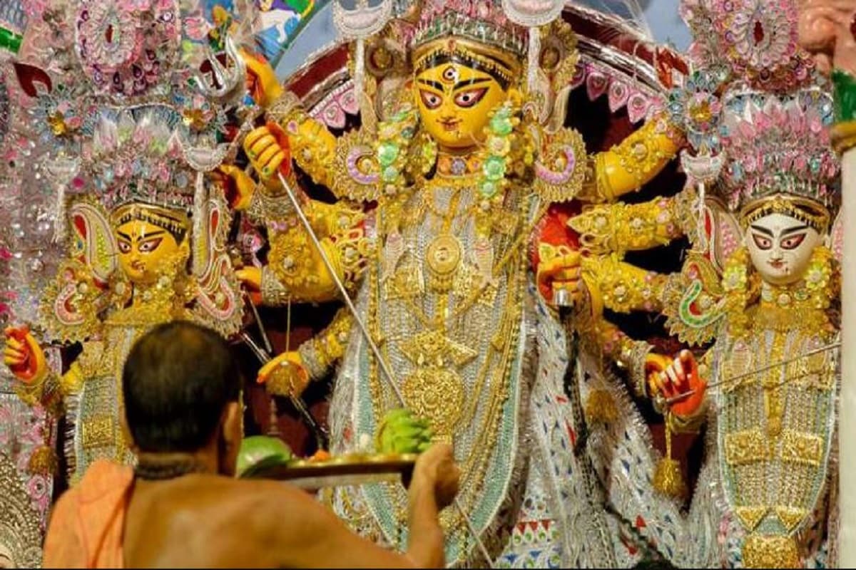 হিন্দু দেব-দেবীদের পুজোর আলাদা আলাদা রীতি হয়৷ কারো কারো পূজায় থাকে জাঁকজমক আর কারোর পূজার বিধি একেবারে সহজ-সরল৷ সঠিক উপায়ে পূজা না করলে যেন তাঁরা যেন খুশি হতেই চান না। তাঁদের সাজপোশাক থেকে শুরু করে ভোগের আয়োজন— সবেতেই যেন প্রাচুর্যের ছোঁয়া।Photo- File হিন্দু দেব-দেবীদের পুজোর আলাদা আলাদা রীতি হয়৷ কারো কারো পূজায় থাকে জাঁকজমক আর কারোর পূজার বিধি একেবারে সহজ-সরল৷ সঠিক উপায়ে পূজা না করলে যেন তাঁরা যেন খুশি হতেই চান না। তাঁদের সাজপোশাক থেকে শুরু করে ভোগের আয়োজন— সবেতেই যেন প্রাচুর্যের ছোঁয়া।Photo- File