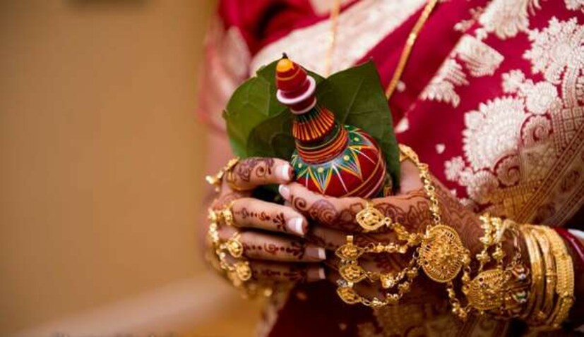 • করোনার প্রথম সারির যোদ্ধা হিসাবে মারা গিয়েছেন সুরেশ । সরকার থেকে ৬৫ লাখ টাকা পাচ্ছে তাঁর পরিবার । ওই টাকাও প্রথমা স্ত্রী ও মেয়ের মধ্যে ভাগ হবে । প্রতীকী চিত্র ।