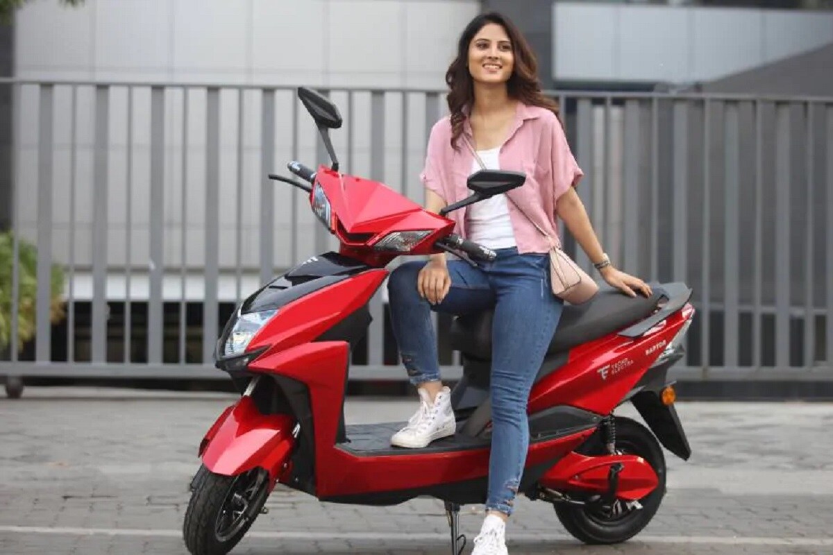 • কিন্তু পেট্রোল ডিজেলের দাম বৃদ্ধির কারণে, অনেকেই ভাবছেন বাইক কিনলে অনেকটা খরচ বেড়ে যাবে। সেই কারণেই চাহিদা বাড়ছে ইলেকট্রিক বাইকের। সামান্য সময় চার্জ দিলেই যা চলবে অনেকটা রাস্তা। তেমনই একটি বাইক এনেছে টেকো ইলেক্ট্রা। দু’চাকার যানের নাম রাখা হযেছে সাথী। (প্রতীকী ছবি) • কিন্তু পেট্রোল ডিজেলের দাম বৃদ্ধির কারণে, অনেকেই ভাবছেন বাইক কিনলে অনেকটা খরচ বেড়ে যাবে। সেই কারণেই চাহিদা বাড়ছে ইলেকট্রিক বাইকের। সামান্য সময় চার্জ দিলেই যা চলবে অনেকটা রাস্তা। তেমনই একটি বাইক এনেছে টেকো ইলেক্ট্রা। দু’চাকার যানের নাম রাখা হযেছে সাথী। (প্রতীকী ছবি)