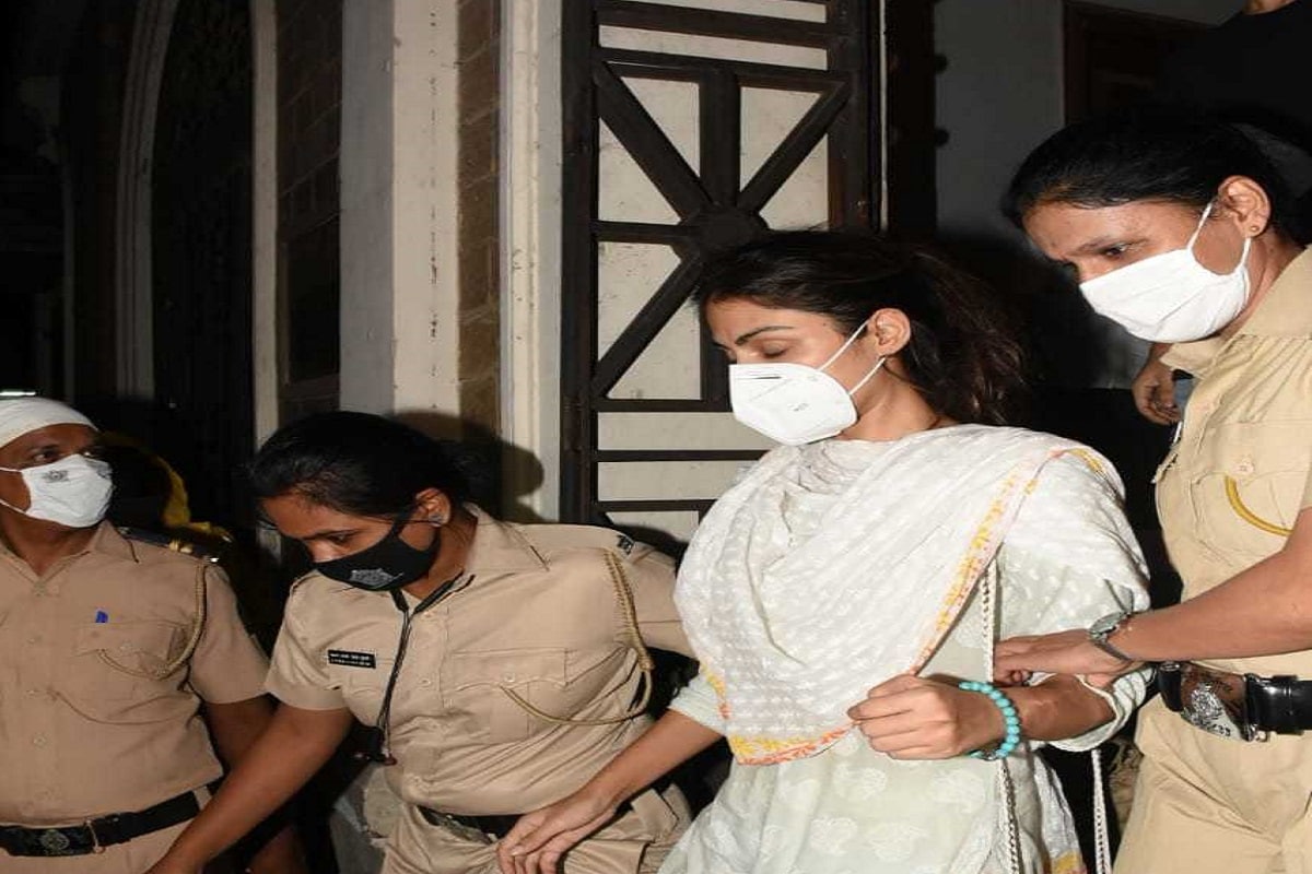 সুশান্তের বান্ধবী রিয়ার সম্পত্তি এক বছরে দশ গুণ। কীভাবে হল? এটা কি আয়ের সঙ্গে সঙ্গতিহীন সম্পত্তি? জোরকদমে তদন্ত শুরু করেছে ইডি। আয়কর দফতর সূত্রে পাওয়া তথ্য বলছে, এক বছরে রিয়ার সম্পত্তি বেড়েছে ১০ গুণ ৷ ২০১৭-১৮ আর্থিক বর্ষে মোট সম্পত্তি ছিল ৯৬ হাজার ২৮১ টাকা ৷ ২০১৮-১৯ আর্থিক বছরে প্রায় ১০ গুণ বেড়ে ৯ লক্ষ ৫ হাজার ৫৯৭ টাকা ৷ সুশান্তের বান্ধবী রিয়ার সম্পত্তি এক বছরে দশ গুণ। কীভাবে হল? এটা কি আয়ের সঙ্গে সঙ্গতিহীন সম্পত্তি? জোরকদমে তদন্ত শুরু করেছে ইডি। আয়কর দফতর সূত্রে পাওয়া তথ্য বলছে, এক বছরে রিয়ার সম্পত্তি বেড়েছে ১০ গুণ ৷ ২০১৭-১৮ আর্থিক বর্ষে মোট সম্পত্তি ছিল ৯৬ হাজার ২৮১ টাকা ৷ ২০১৮-১৯ আর্থিক বছরে প্রায় ১০ গুণ বেড়ে ৯ লক্ষ ৫ হাজার ৫৯৭ টাকা ৷