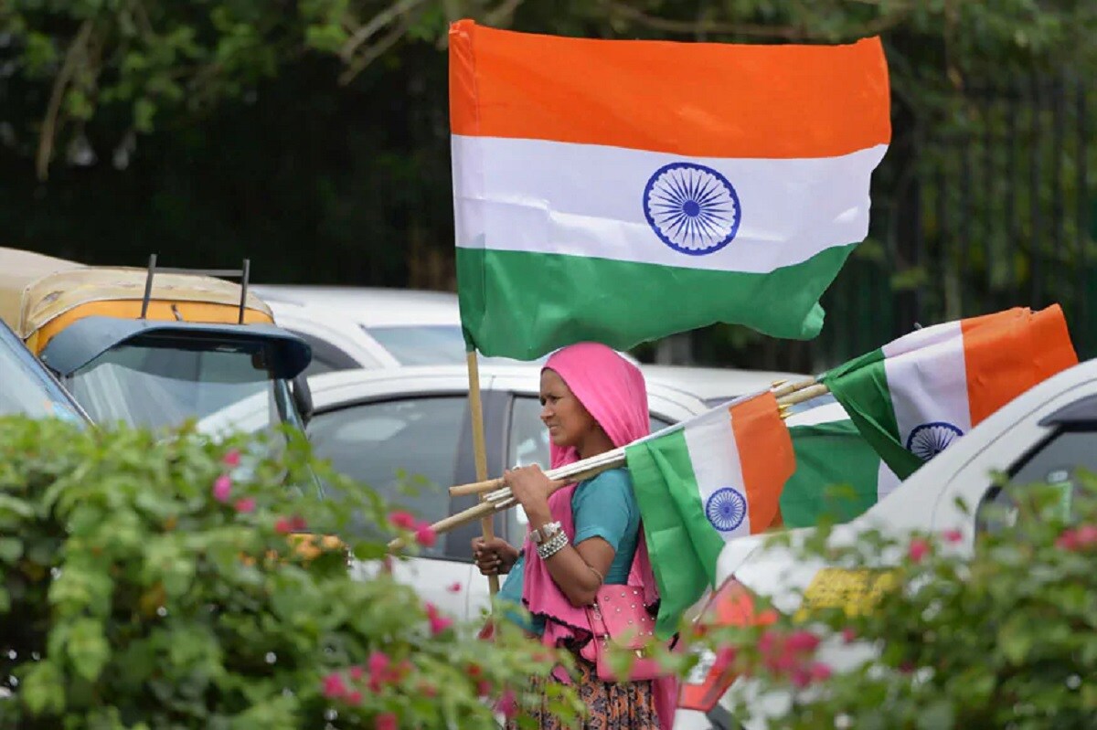 • ভারতের পতাকাকে তেরঙ্গা করার কথা প্রথম গান্ধিজির কাছে প্রস্তাব করেন তেলুগু স্বাধীনতা সংগ্রামী পিঙ্গালি ভেঙ্কাইয়া। উনি প্রথমে ১৯২১ সালে কংগ্রেসের সর্বভারতীয় বৈঠকে গান্ধিজিকে নিজের হাতে বেশ কয়েকটি পতাকার নকশা পৌঁছে দেন। • ভারতের পতাকাকে তেরঙ্গা করার কথা প্রথম গান্ধিজির কাছে প্রস্তাব করেন তেলুগু স্বাধীনতা সংগ্রামী পিঙ্গালি ভেঙ্কাইয়া। উনি প্রথমে ১৯২১ সালে কংগ্রেসের সর্বভারতীয় বৈঠকে গান্ধিজিকে নিজের হাতে বেশ কয়েকটি পতাকার নকশা পৌঁছে দেন।