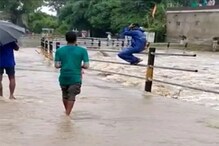 প্রবল জলের তোড়ে ভাসছে চারদিক, প্রাণ বিপন্ন করেও চলছে 'ঢঙ'-এর সেলফি তোলা! প্রবল জলের তোড়ে ভাসছে চারদিক, প্রাণ বিপন্ন করেও চলছে 'ঢঙ'-এর সেলফি তোলা!
