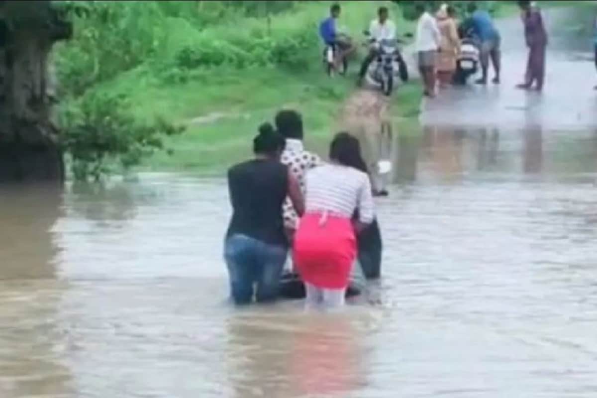 একইরকম ছবি ঘোড়াডোগরি -র মগরমড ব্লকে৷ সেখানে নালা উফানে বৃষ্টির জলের তোড়ে অনেক রাস্তাই বন্ধ৷ তবুও সেই নালার ওপর দিয়ে শর্টকার্ট করার আর শেষ নেই বাইক আরোহীদের৷ একইরকম ছবি ঘোড়াডোগরি -র মগরমড ব্লকে৷ সেখানে নালা উফানে বৃষ্টির জলের তোড়ে অনেক রাস্তাই বন্ধ৷ তবুও সেই নালার ওপর দিয়ে শর্টকার্ট করার আর শেষ নেই বাইক আরোহীদের৷