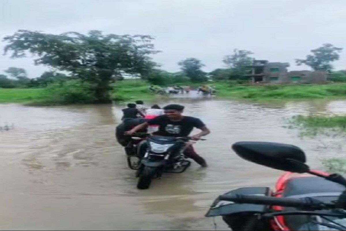 তাপ্তী নদির ওপরের ছবিও একইরকম ভয়াবহ৷ ভয়াবহ খরস্রোতা নদির ওপর দিয়ে প্রাণ হাতে নিয়ে চলছে বাইক পারাপার৷ প্রশাসনের একাধিক নিষেধাজ্ঞাকে বুড়ো আঙুল দেখিয়েই চলছে বাইকের দাপাদাপি৷ তাপ্তী নদির ওপরের ছবিও একইরকম ভয়াবহ৷ ভয়াবহ খরস্রোতা নদির ওপর দিয়ে প্রাণ হাতে নিয়ে চলছে বাইক পারাপার৷ প্রশাসনের একাধিক নিষেধাজ্ঞাকে বুড়ো আঙুল দেখিয়েই চলছে বাইকের দাপাদাপি৷