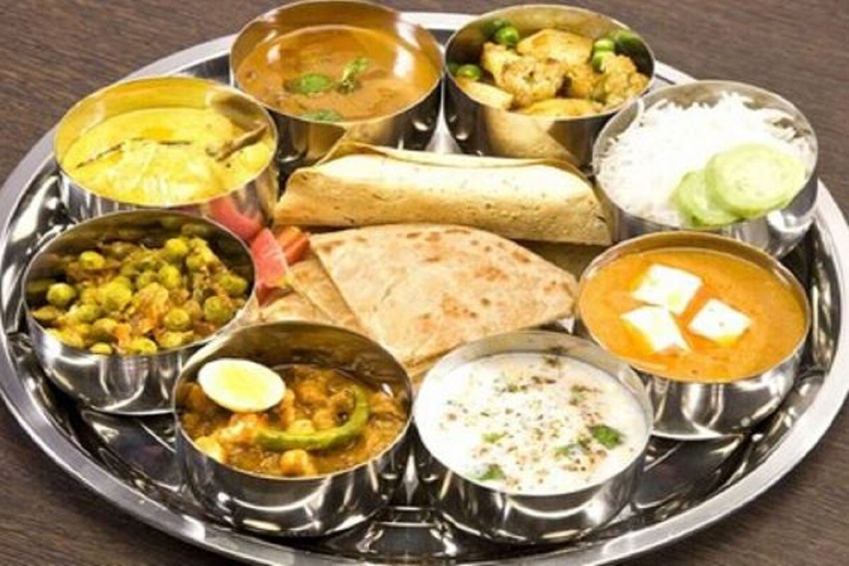 ভারতের বিভিন্ন প্রদেশে রান্নার ধরণ ভিন্ন ভিন্ন৷ আলাদা আলাদা এলাকার রান্নায় তেলের মাধ্যম আলাদা, মশলা নানারকম হলেও একটা জিনিস অতি অবশ্যই ব্যবহার হয় তা হল নুন৷ শুধু ভারতীয়ই নয়, চিনা, ইতালিয়ান যে ধরণের খাবার হোক তাতে নুনের ব্যবহার হয়েই থাকে৷ খাবার তৈরিতে চিমটে করে দেওয়া নুনের জন্য পুরো স্বাদই বদলে যায়৷ তবে এই নুনের মাত্রা যদি সামাণ্য পরিবর্তন হয় তাহলেই একেবারে কেলেঙ্কারি৷ বেশি নুন হলে খাবার মুখে তোলা যায় না৷ Photo- Representative ভারতের বিভিন্ন প্রদেশে রান্নার ধরণ ভিন্ন ভিন্ন৷ আলাদা আলাদা এলাকার রান্নায় তেলের মাধ্যম আলাদা, মশলা নানারকম হলেও একটা জিনিস অতি অবশ্যই ব্যবহার হয় তা হল নুন৷ শুধু ভারতীয়ই নয়, চিনা, ইতালিয়ান যে ধরণের খাবার হোক তাতে নুনের ব্যবহার হয়েই থাকে৷ খাবার তৈরিতে চিমটে করে দেওয়া নুনের জন্য পুরো স্বাদই বদলে যায়৷ তবে এই নুনের মাত্রা যদি সামাণ্য পরিবর্তন হয় তাহলেই একেবারে কেলেঙ্কারি৷ বেশি নুন হলে খাবার মুখে তোলা যায় না৷ Photo- Representative