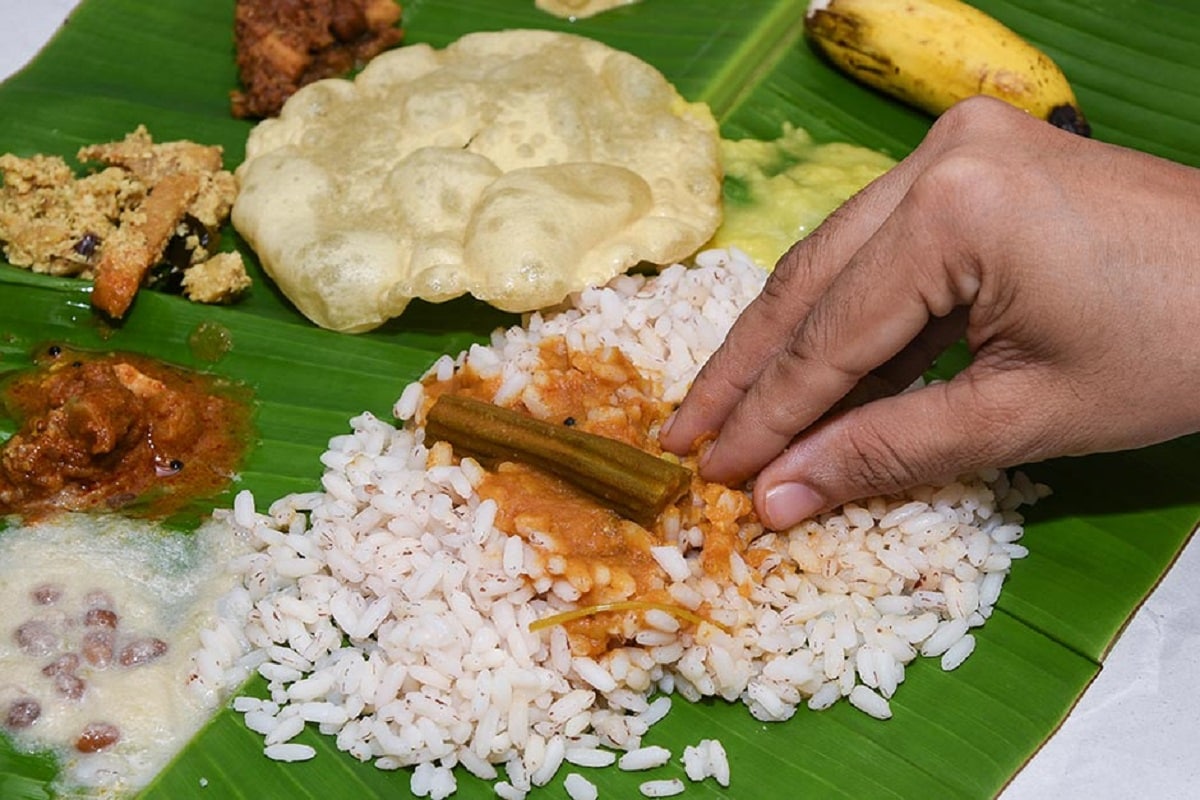 • বাবু হয়ে বসে খেলে ওজন কমতে পারে দ্রুত। কারণ, এতে অ্যাবডোমেনের মাসেলের মুভমেন্ট হয় যা পেটের মেদ অনেকটা কমতে পারে। এতে মাথারও অনেকটা রিল্যাক্স হয়। এভাবে বসে খেলে বেশি খাওয়াও সম্ভব নয়। ফলে খাওয়া নিয়ন্ত্রণে থাকে মাটিতে বসে খেলে। • বাবু হয়ে বসে খেলে ওজন কমতে পারে দ্রুত। কারণ, এতে অ্যাবডোমেনের মাসেলের মুভমেন্ট হয় যা পেটের মেদ অনেকটা কমতে পারে। এতে মাথারও অনেকটা রিল্যাক্স হয়। এভাবে বসে খেলে বেশি খাওয়াও সম্ভব নয়। ফলে খাওয়া নিয়ন্ত্রণে থাকে মাটিতে বসে খেলে।