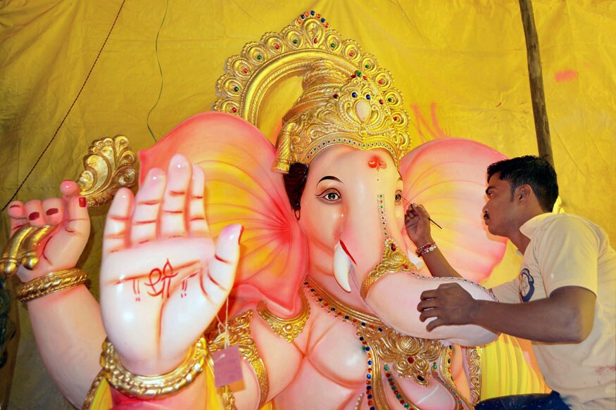 বড় কান৷ হাতির এই ধরনের কান হয়৷ গণেশের বড় কান হল শোনার অভ্যাসের প্রতীক৷ অর্থাত্ মন দিয়ে শোনো৷ তারপর যা কিছু অপ্রয়োজনীয়, ঝেড়ে ফেল৷ বড় কান৷ হাতির এই ধরনের কান হয়৷ গণেশের বড় কান হল শোনার অভ্যাসের প্রতীক৷ অর্থাত্ মন দিয়ে শোনো৷ তারপর যা কিছু অপ্রয়োজনীয়, ঝেড়ে ফেল৷