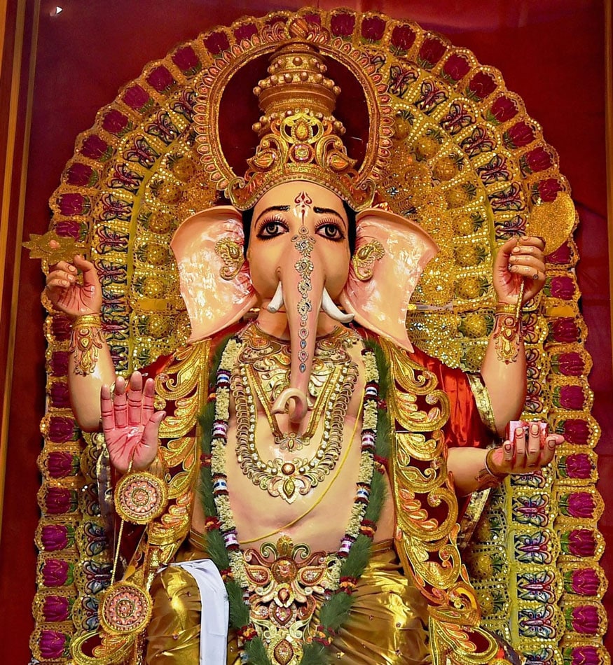 বড় ভুঁড়ি৷ গণেশের এই ভুঁড়ি হল জীবন উপভোগের প্রতীক৷ এটি আমাদের শেখায়, জীবনে যেমনই পরিস্থিতি আসুক, আনন্দে থাকো৷ বড় ভুঁড়ি৷ গণেশের এই ভুঁড়ি হল জীবন উপভোগের প্রতীক৷ এটি আমাদের শেখায়, জীবনে যেমনই পরিস্থিতি আসুক, আনন্দে থাকো৷
