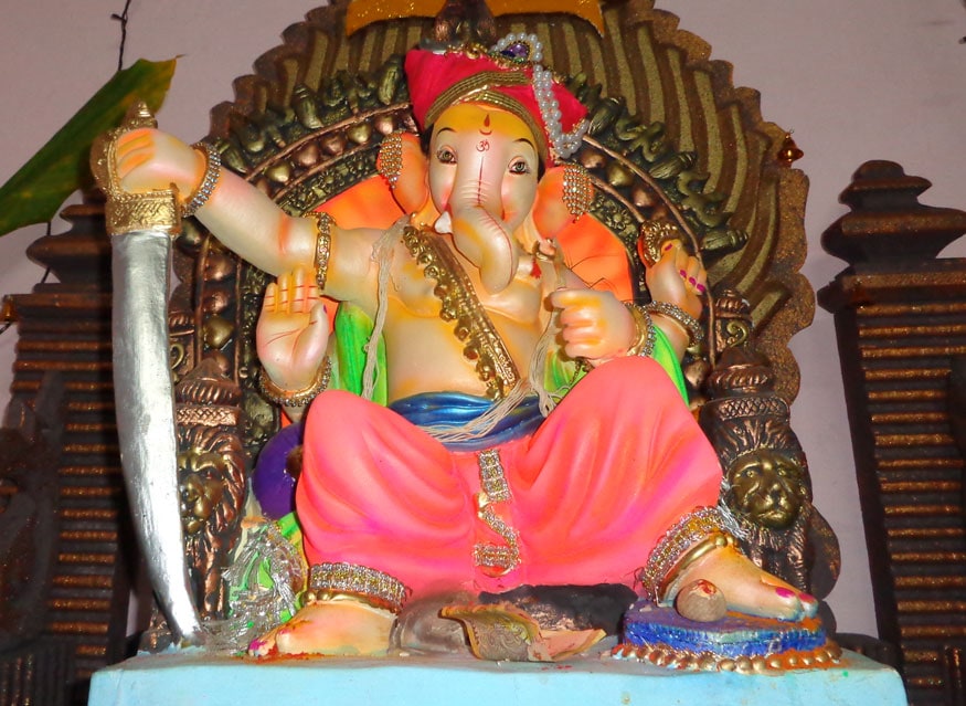 গণেশের ৪ হাত চার ধরনের প্রতীক৷ এক হাতে কুড়ুল, যার মানে পুরনো যা কিছু ভাল মন্দ কেটে ফেল৷ বর্তমানে বাঁচো৷ একহাতে পদ্ম, মনকে সদা জাগ্রত রাখো৷ আরেকটি হাত বিশ্ববাসীকে আশীর্বাদ করছে৷ আরেক হাতে থাকে সুতো৷ যার মানে বস্তুবাদ ছেড়ে মোক্ষের দিকে এগিয়ে চলো৷ গণেশের ৪ হাত চার ধরনের প্রতীক৷ এক হাতে কুড়ুল, যার মানে পুরনো যা কিছু ভাল মন্দ কেটে ফেল৷ বর্তমানে বাঁচো৷ একহাতে পদ্ম, মনকে সদা জাগ্রত রাখো৷ আরেকটি হাত বিশ্ববাসীকে আশীর্বাদ করছে৷ আরেক হাতে থাকে সুতো৷ যার মানে বস্তুবাদ ছেড়ে মোক্ষের দিকে এগিয়ে চলো৷