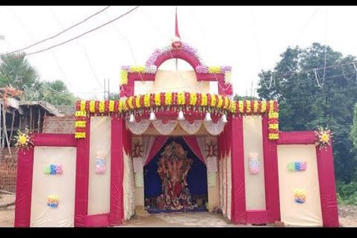 ▪️মাস্ক, ফেসশিল্ড, হ্যান্ড স্যানেটাইজার থাকতেই হবে এবং সঙ্গে শারীরিক দূরত্ব মানতেই হবে৷ কোনও বড় জমায়েত বা প্রসেশন করা যাবে না৷ বাড়িতে এমন গণেশ মূর্তি দিয়ে পুজো করার অনুরোধ করা হচ্ছে যার বিসর্জনের প্রয়োজন নেই৷ সেক্ষেত্রে পাথর বা ধাতুর মূর্তিই শ্রেয়৷ নিয়মের হেরফের হলে কঠিন ব্যবস্থা নেওয়া হবে বলেই জানানো হয়েছে৷ ▪️মাস্ক, ফেসশিল্ড, হ্যান্ড স্যানেটাইজার থাকতেই হবে এবং সঙ্গে শারীরিক দূরত্ব মানতেই হবে৷ কোনও বড় জমায়েত বা প্রসেশন করা যাবে না৷ বাড়িতে এমন গণেশ মূর্তি দিয়ে পুজো করার অনুরোধ করা হচ্ছে যার বিসর্জনের প্রয়োজন নেই৷ সেক্ষেত্রে পাথর বা ধাতুর মূর্তিই শ্রেয়৷ নিয়মের হেরফের হলে কঠিন ব্যবস্থা নেওয়া হবে বলেই জানানো হয়েছে৷