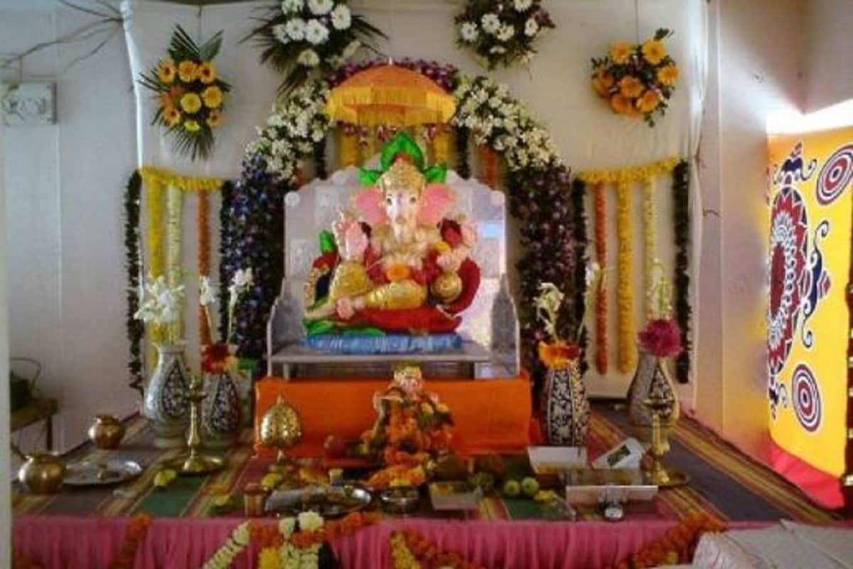 ▪️পুণে-কোনও মূর্তি বাজার থেকে কেনা যাবে না৷ সব কিনতে হবে অনলাইন৷ এমনই নির্দেশ দিয়েছে পুণের প্রশাসন৷ ঠাকুর আনা ও বিসর্জনের সময় কোনও ভিড় করা যাবে না৷ বেশি শব্দ করে আরতি করা যাবে না৷ আরতির সময় মাত্র ৫জন উপস্থিত থাকার অনুমতি মিলেছে৷ মন্দিরে পুজো হলে কোনও প্যান্ডেল তৈরি করা যাবে না৷ কাছাকাছি কোনও জলাশয় থাকলে, সেখানেই বিসর্জন করতে হবে মূর্তি৷ ▪️পুণে-কোনও মূর্তি বাজার থেকে কেনা যাবে না৷ সব কিনতে হবে অনলাইন৷ এমনই নির্দেশ দিয়েছে পুণের প্রশাসন৷ ঠাকুর আনা ও বিসর্জনের সময় কোনও ভিড় করা যাবে না৷ বেশি শব্দ করে আরতি করা যাবে না৷ আরতির সময় মাত্র ৫জন উপস্থিত থাকার অনুমতি মিলেছে৷ মন্দিরে পুজো হলে কোনও প্যান্ডেল তৈরি করা যাবে না৷ কাছাকাছি কোনও জলাশয় থাকলে, সেখানেই বিসর্জন করতে হবে মূর্তি৷
