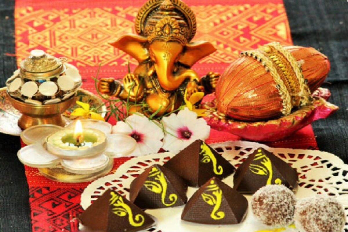২২ অগাস্ট, শনিবার দেশে জুড়ে পালিত হবে গণেশ চতুর্থী। আমাদের দেশের অন্যতম প্রধান উৎসব গণেশ চতুর্থী। মহারাষ্ট্র, গোয়া, কর্ণাটক, তামিলনাড়ু, তেলেঙ্গানার মানুষ মহা ধুমধামে গণেশ চতুর্থী পালন করে। শিব-পার্বতীর পুত্র গণেশের মহিমার জন্য মহা ধুমধামে পালিত হয় গণেশ চতুর্থী বা বিনায়ক চতুর্থী। পুরাণ থেকে জানা যায় গণেশ মিষ্টির ভক্ত ছিলেন। ২২ অগাস্ট, শনিবার দেশে জুড়ে পালিত হবে গণেশ চতুর্থী। আমাদের দেশের অন্যতম প্রধান উৎসব গণেশ চতুর্থী। মহারাষ্ট্র, গোয়া, কর্ণাটক, তামিলনাড়ু, তেলেঙ্গানার মানুষ মহা ধুমধামে গণেশ চতুর্থী পালন করে। শিব-পার্বতীর পুত্র গণেশের মহিমার জন্য মহা ধুমধামে পালিত হয় গণেশ চতুর্থী বা বিনায়ক চতুর্থী। পুরাণ থেকে জানা যায় গণেশ মিষ্টির ভক্ত ছিলেন।